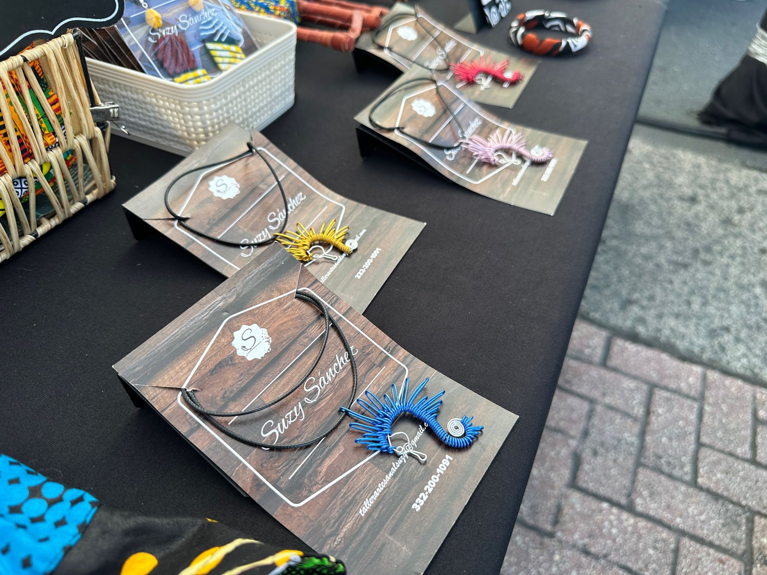 Suzy Sánchez vende sus collares de caballitos de mar en alambres de color, manifestando su significado de amor eterno.