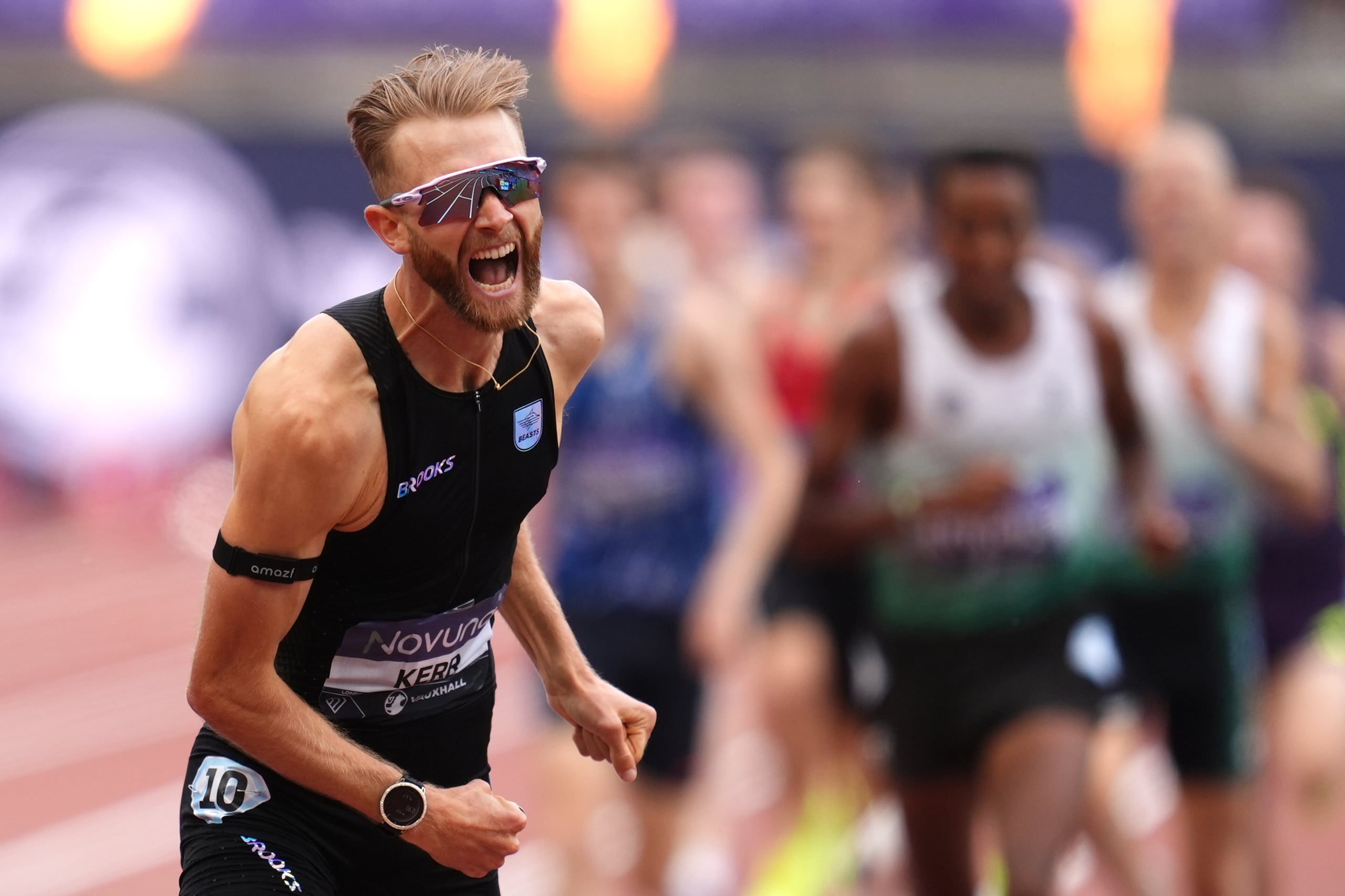 El británico Josh Kerr celebra después de ganar y establecer un nuevo récord mundial en la prueba de la milla masculino.