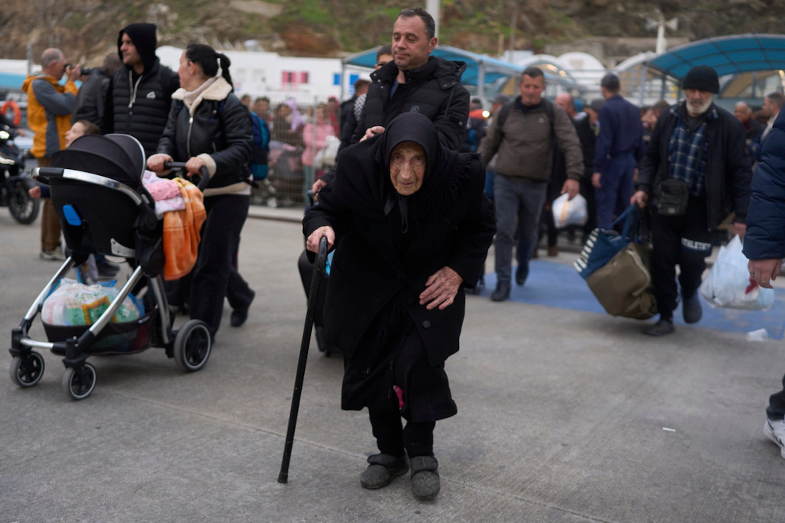 Flora, de 94 años, dijo que sobrevivió a un mortal terremoto en Santorini en 1956, mientras sube a un ferry con destino al continente griego, en la isla griega afectada por el terremoto, el 4 de febrero de 2025.