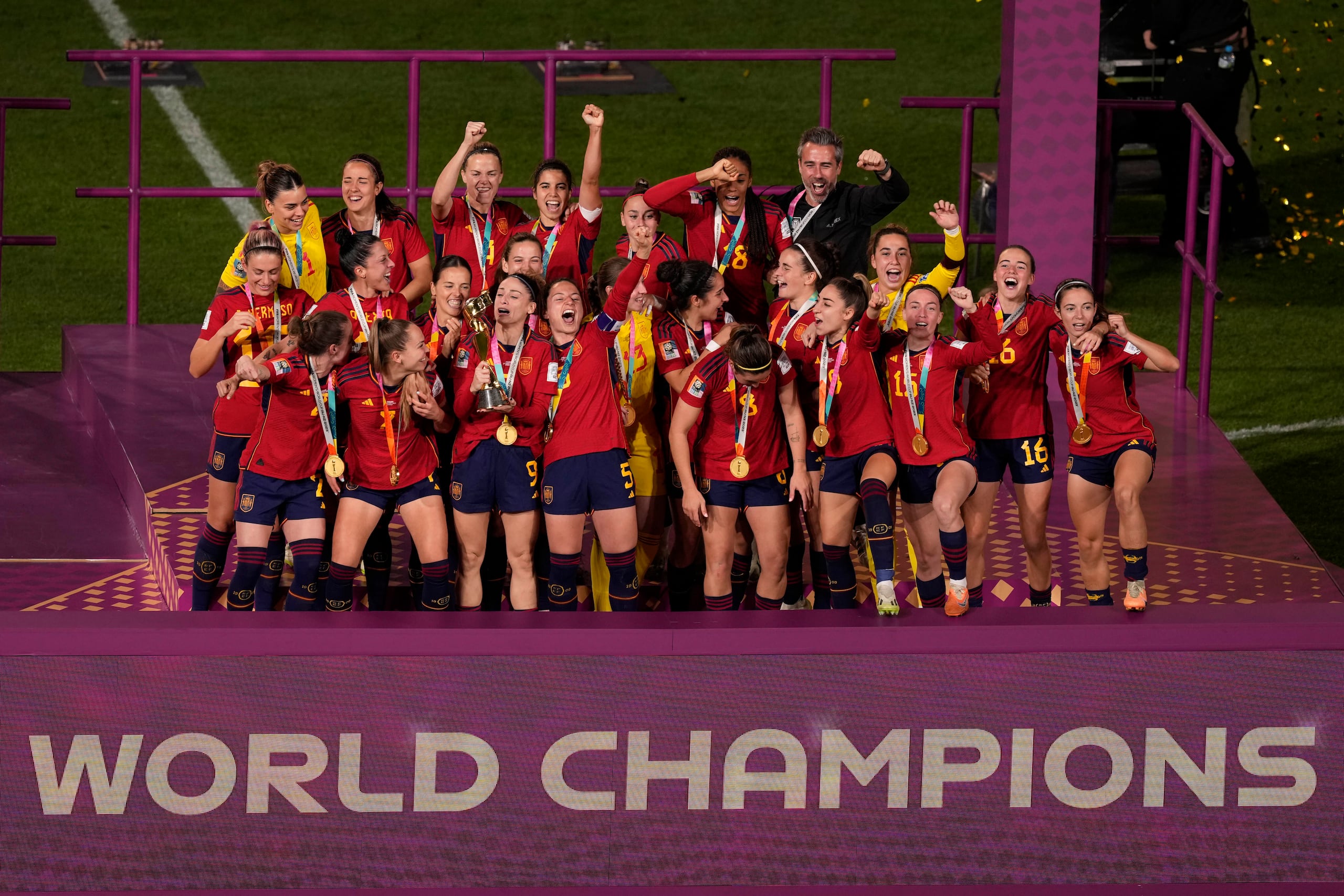 El equipo de España celebra su conquista.