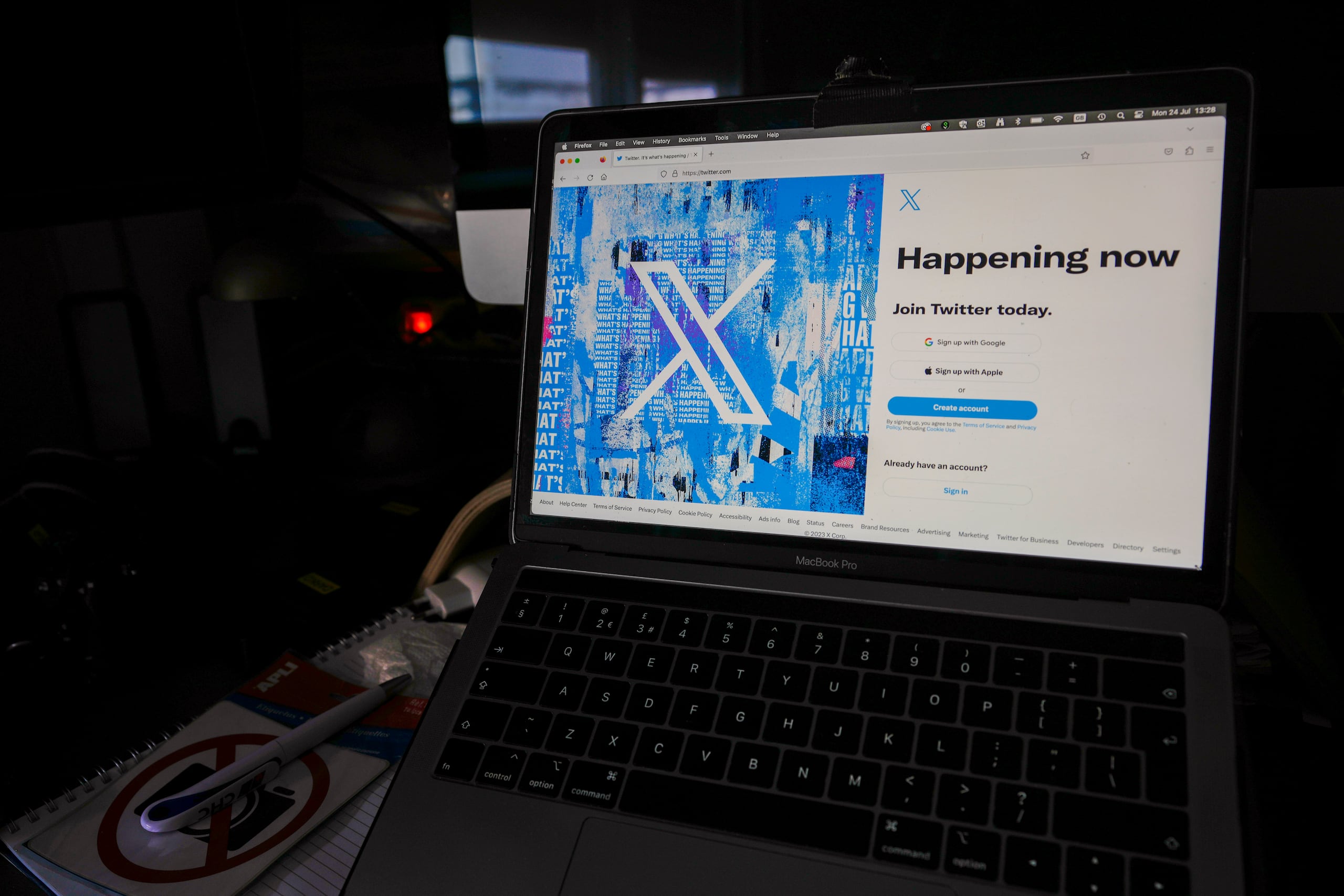 En la pantalla de una laptop se observa la página de inicio de sesión de la red social X.