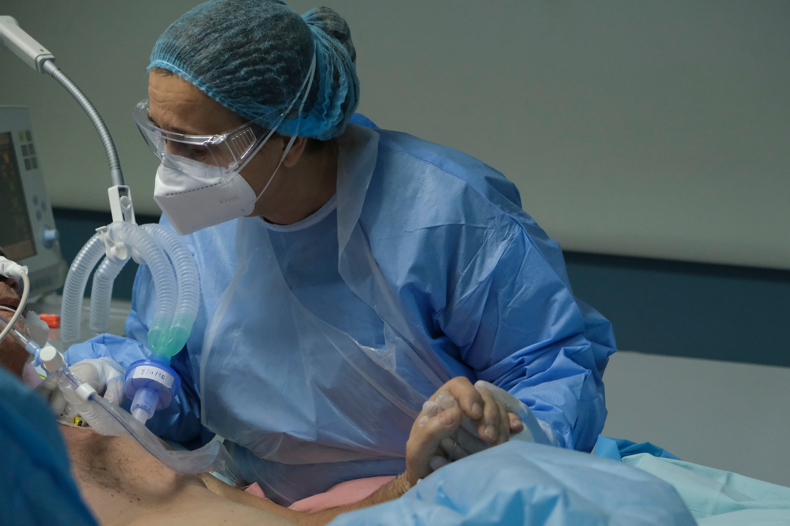 Una enfermera atiende a un paciente de COVID-19 recluido en una Unidad de Cuidados Intensivos.