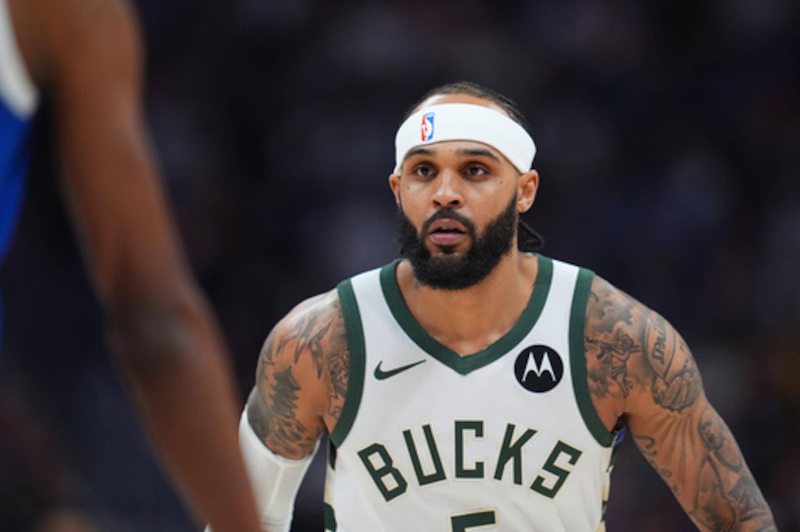 El escolta de los Milwaukee Bucks, Gary Trent Jr. (5), juega en la primera parte de un partido de baloncesto de la NBA el 11 de enero de 2026 en Denver.