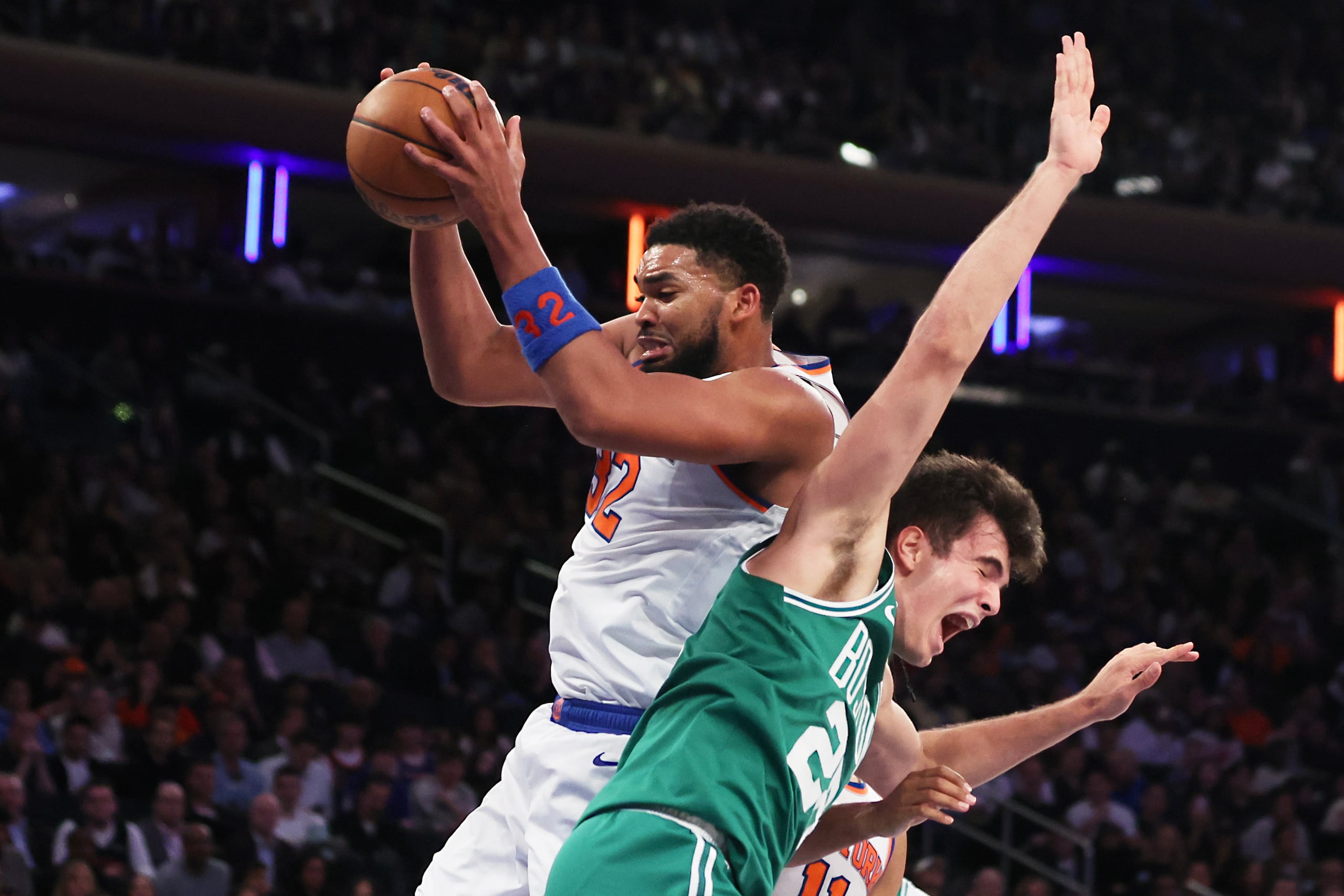 Karl-Anthony Towns, izquierda, de los Knicks de Nueva York, toma un rebote sobre Hugo Gonzalez, derecha, de los Celtics de Boston, durante la segunda mitad del partido de baloncesto de la NBA, el viernes 24 de octubre de 2025, en Nueva York. (AP Foto/Heather Khalifa)