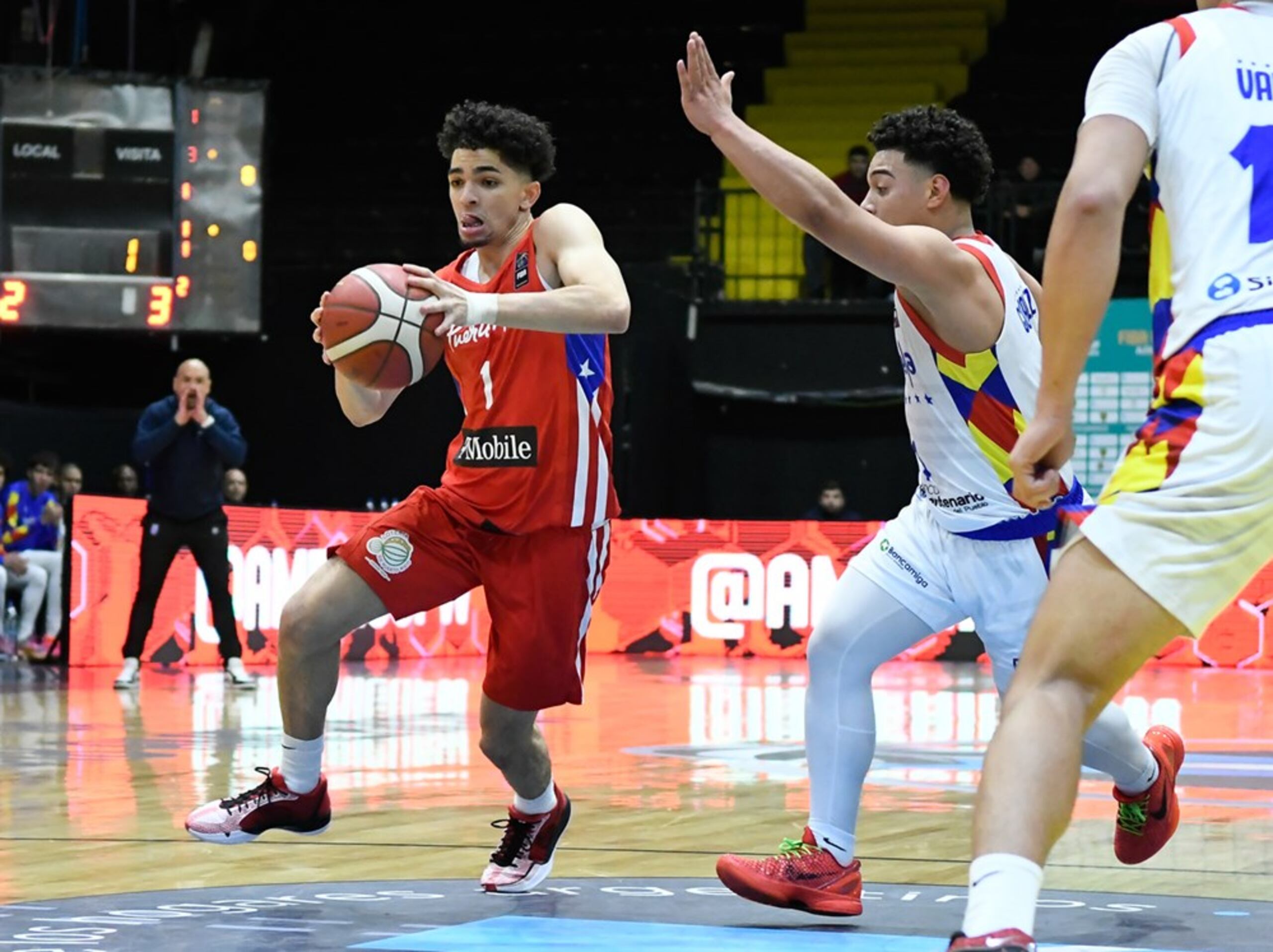 Kenneth Rodríguez penetra ante venezuela. Rodríguez anotó 14 puntos y dos asistencias.