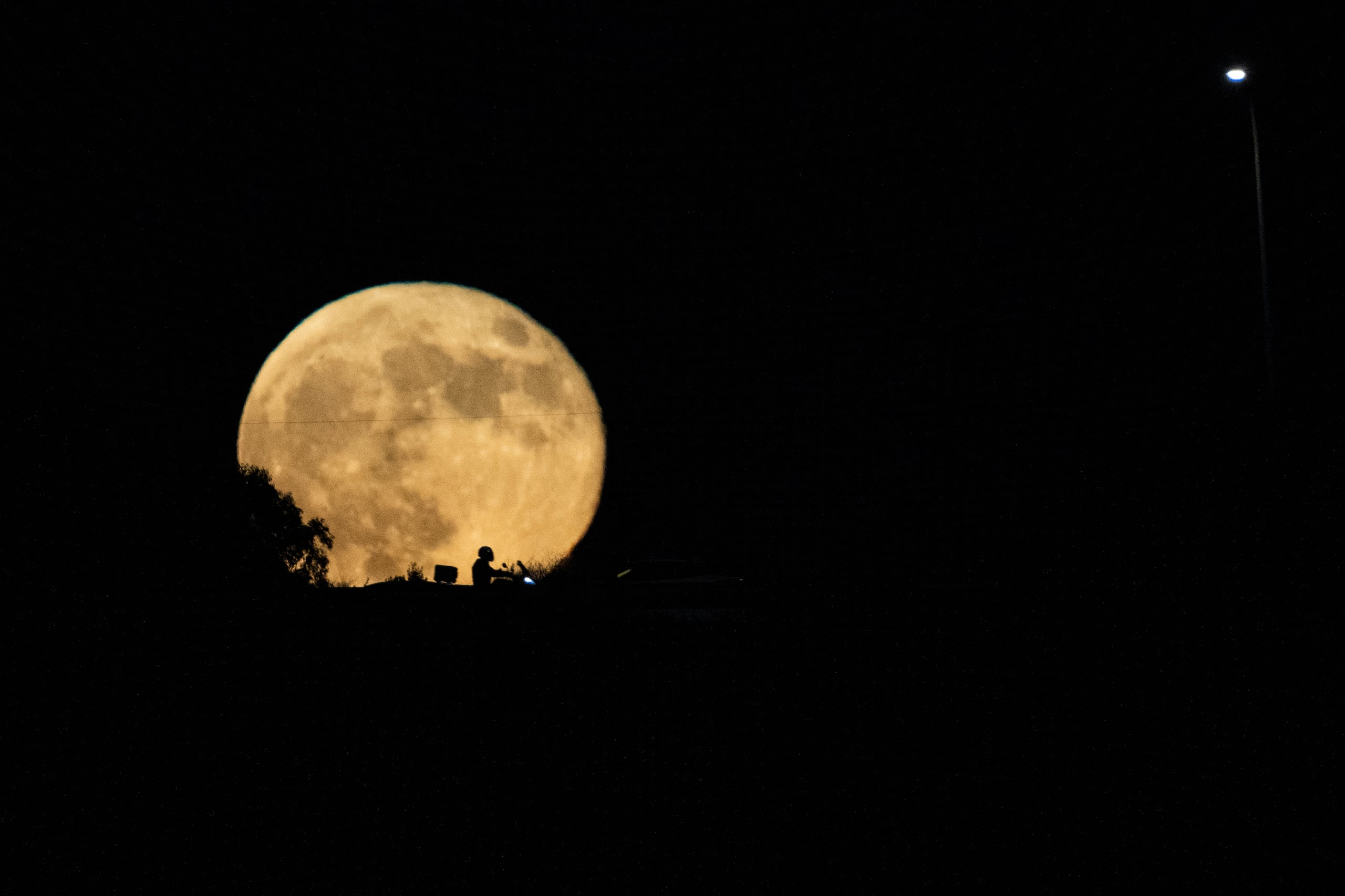 La luna se levanta sobre una autopista el miércoles 18 de septiembre de 2024, entre Haifa y Tel Aviv, Israel. (AP Foto/Ariel Schalit, Archivo)
