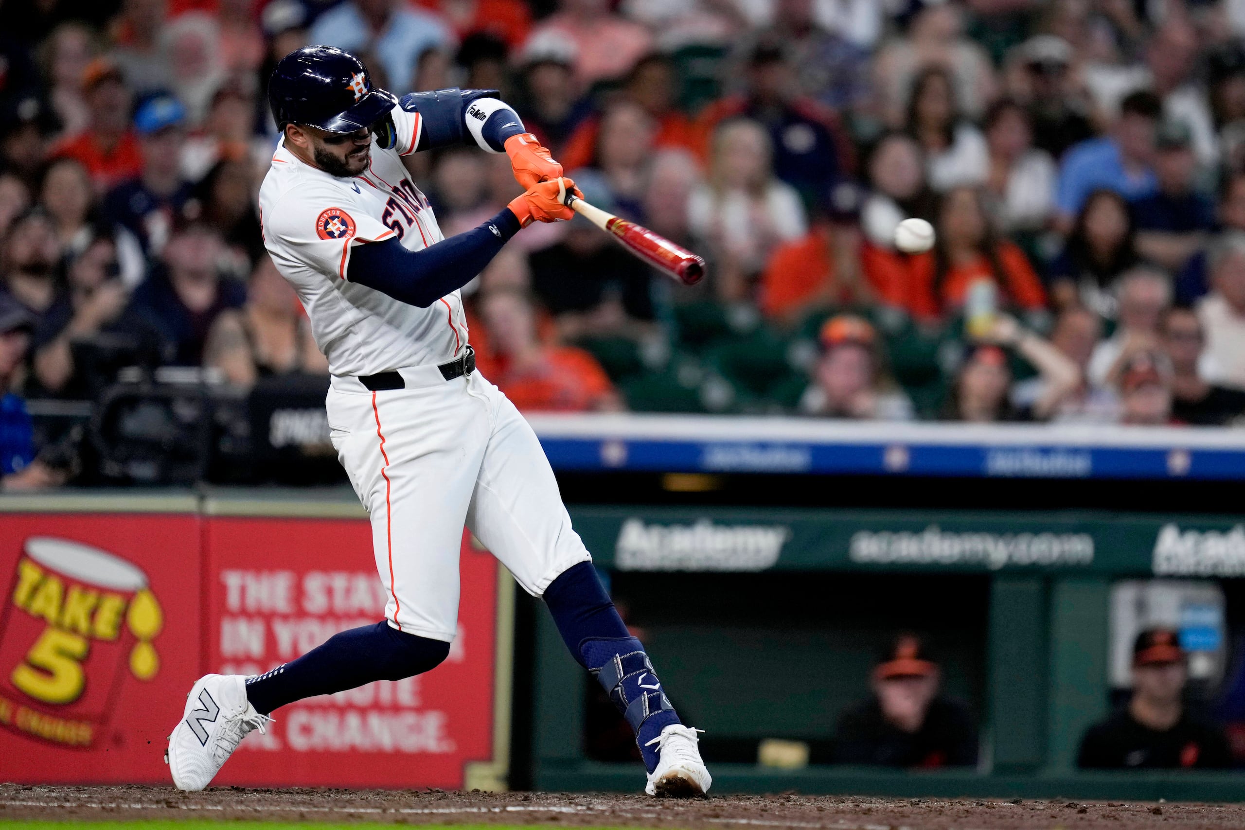 Carlos Correa batea un hit remolcado de carrera en la cuarta entrada. En el partido bateó de 6-2.