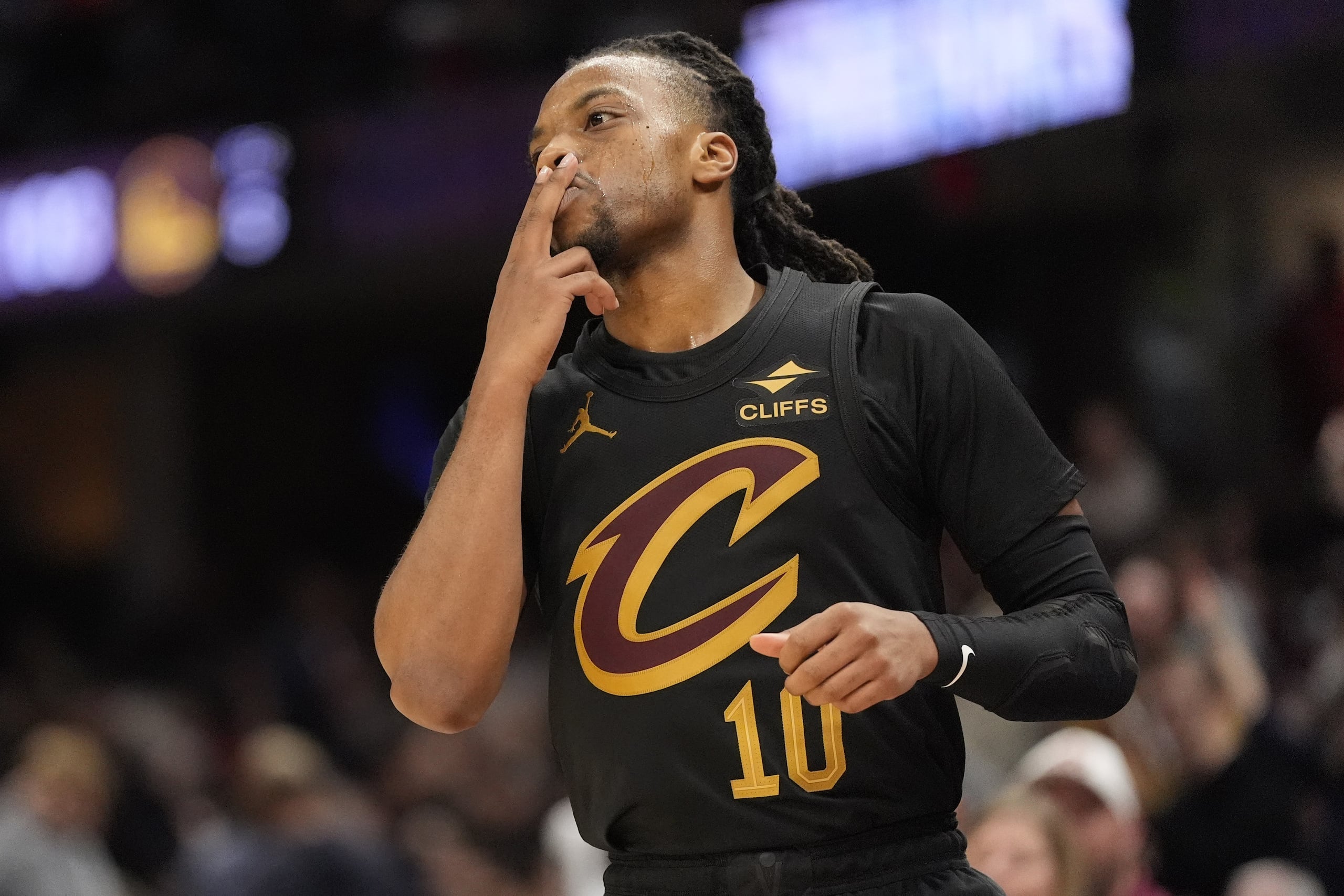 Darius Garland, de los Cavaliers de Cleveland, festeja tras atinar un triple en el encuentro del viernes 8 de noviembre de 2024, ante los Warriors de Golden State (AP foto/Sue Ogrocki)