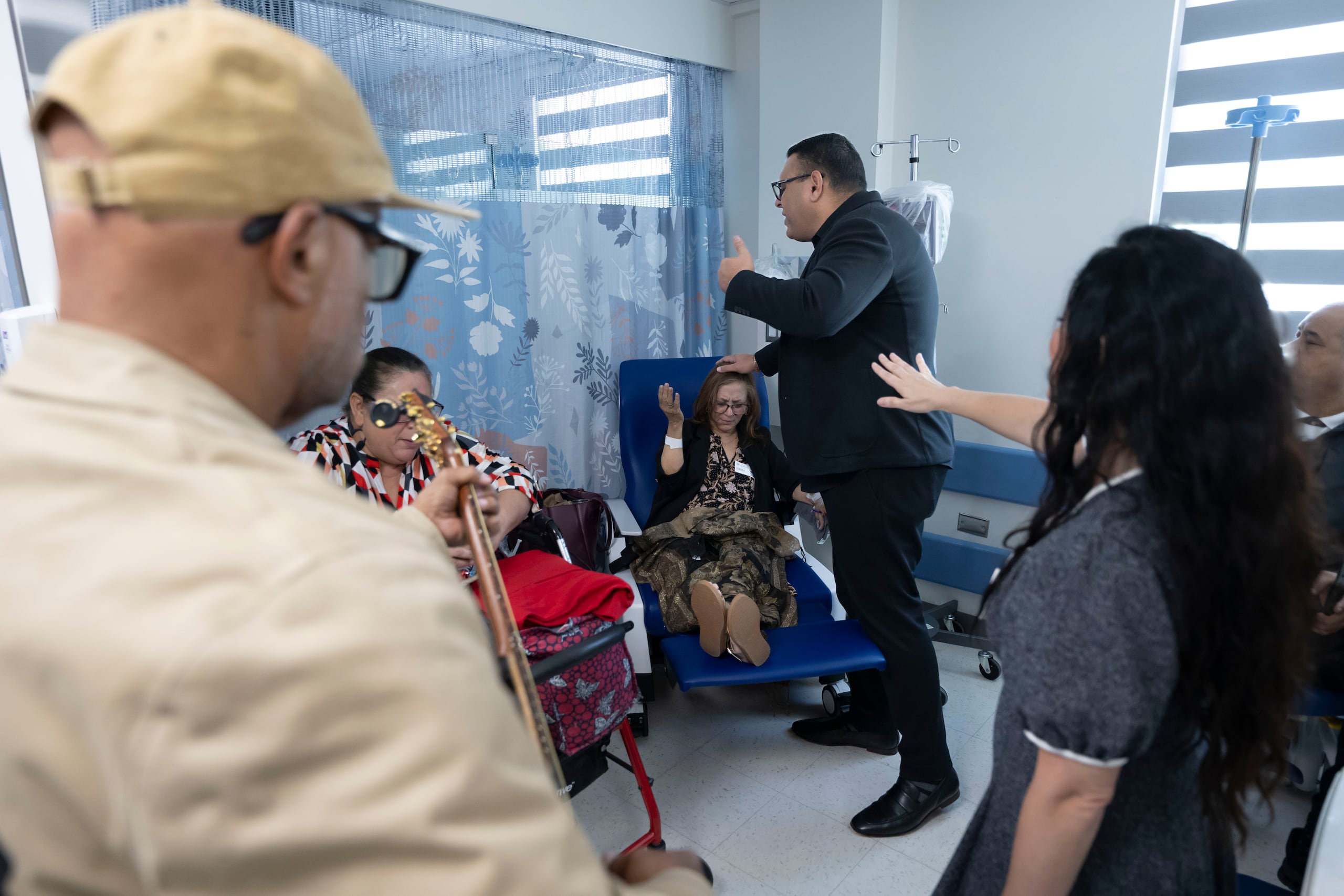 El pastor Carlos Yeray, integrante del grupo musical Uno Colectivo, realizó oraciones para los pacientes que enfrentan la enfermedad.