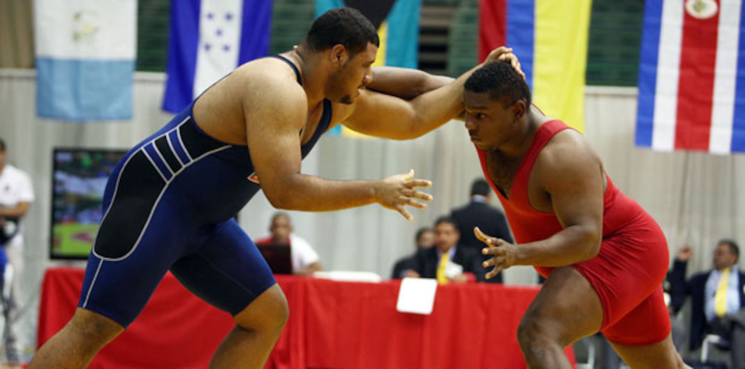 Edgardo Lopez, a la izquierda, ganó la medalla de bronce en los 130 kg. (Fotoperiodista / Xavier Garcia)