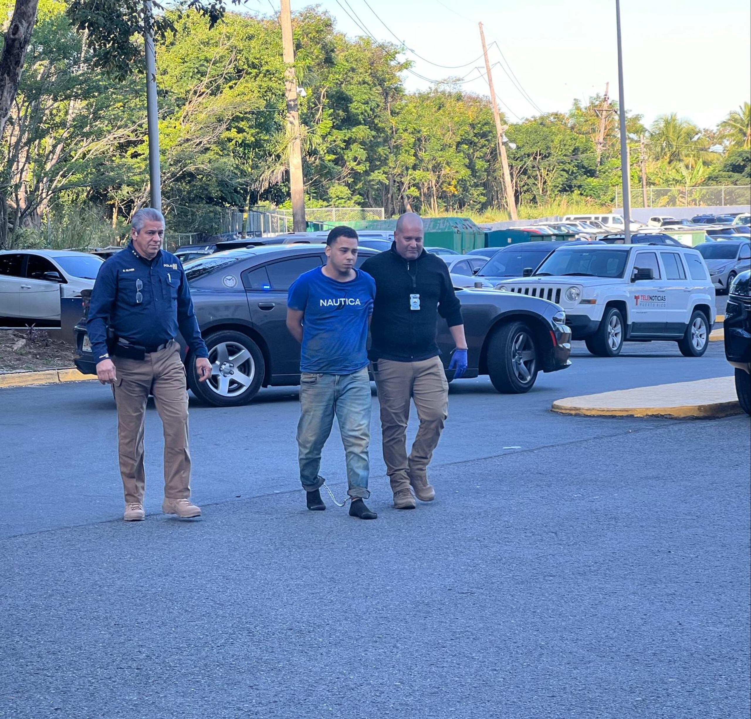 Traslado de uno de los dos hombres arrestados en Río Grande, sospechosos de integrar una organización criminal dedicada a cometer "carjackings".