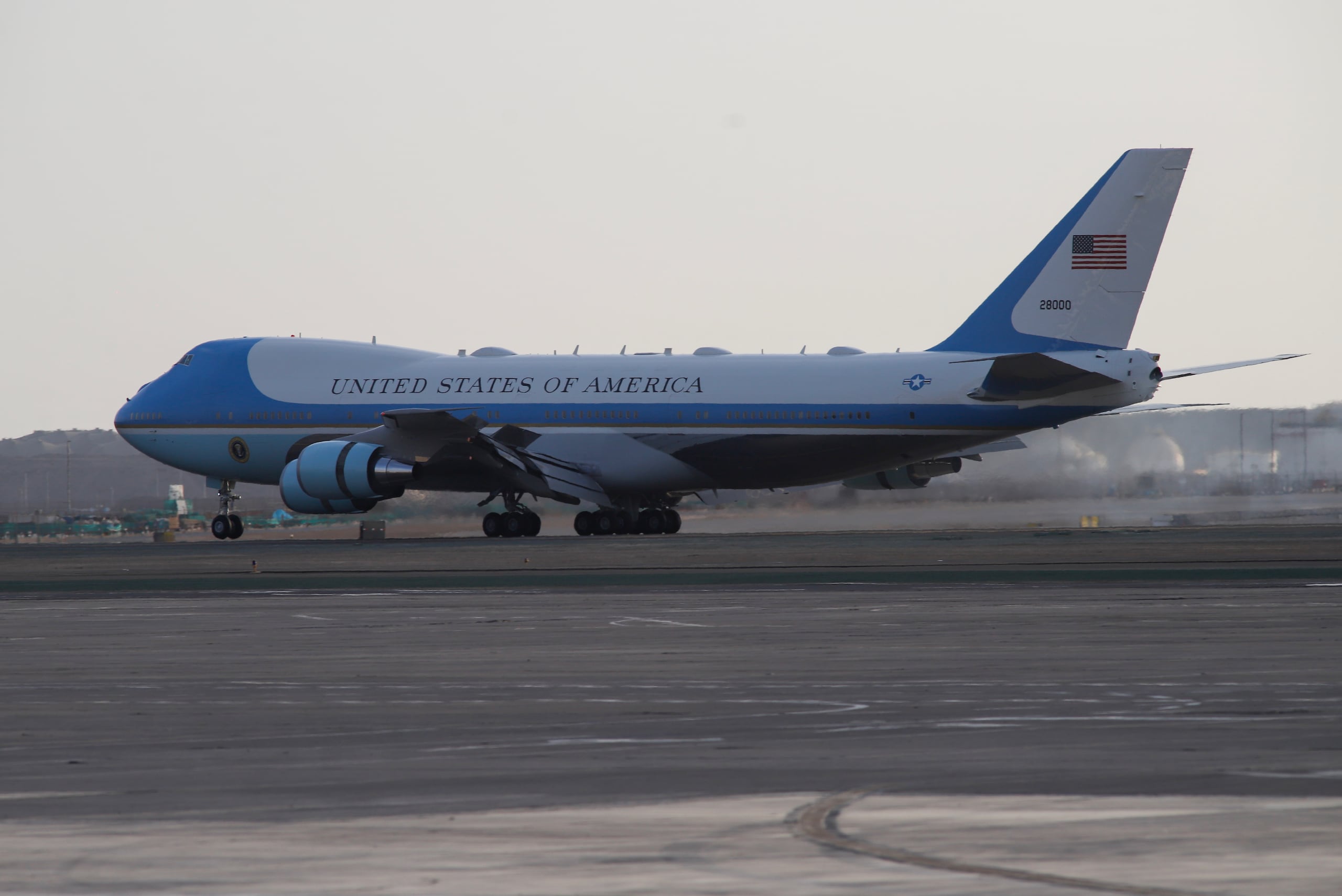 El avión 'Air Force One' llegó alrededor de las 5:45 al Grupo Aéreo Número 8, una base militar anexa al aeropuerto de la capital del país andino.