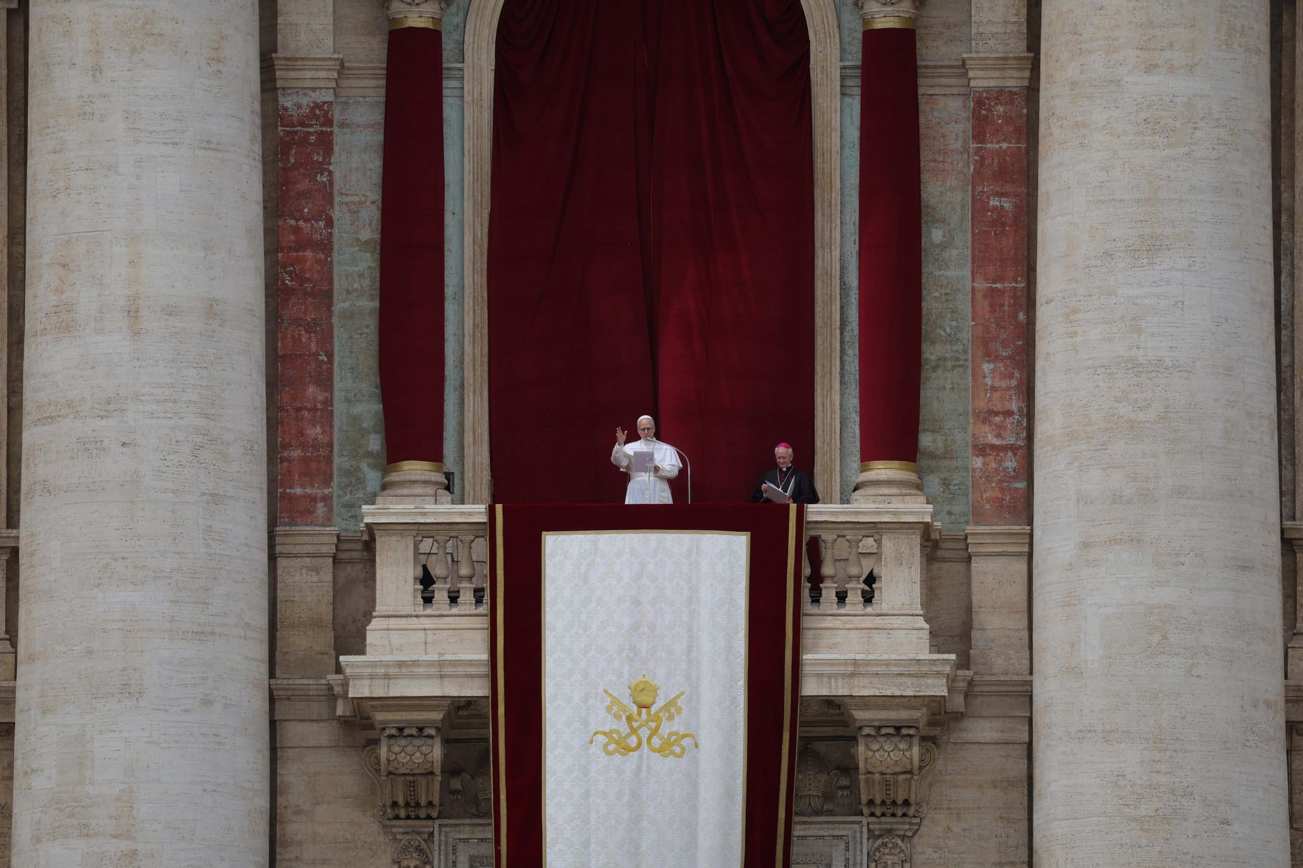 El Papa León XIV dirige la oración del Regina Caeli desde el balcón central de la Basílica de San Pedro en la Ciudad del Vaticano, el 11 de mayo de 2025. EFE/EPA/MASSIMO PERCOSSI