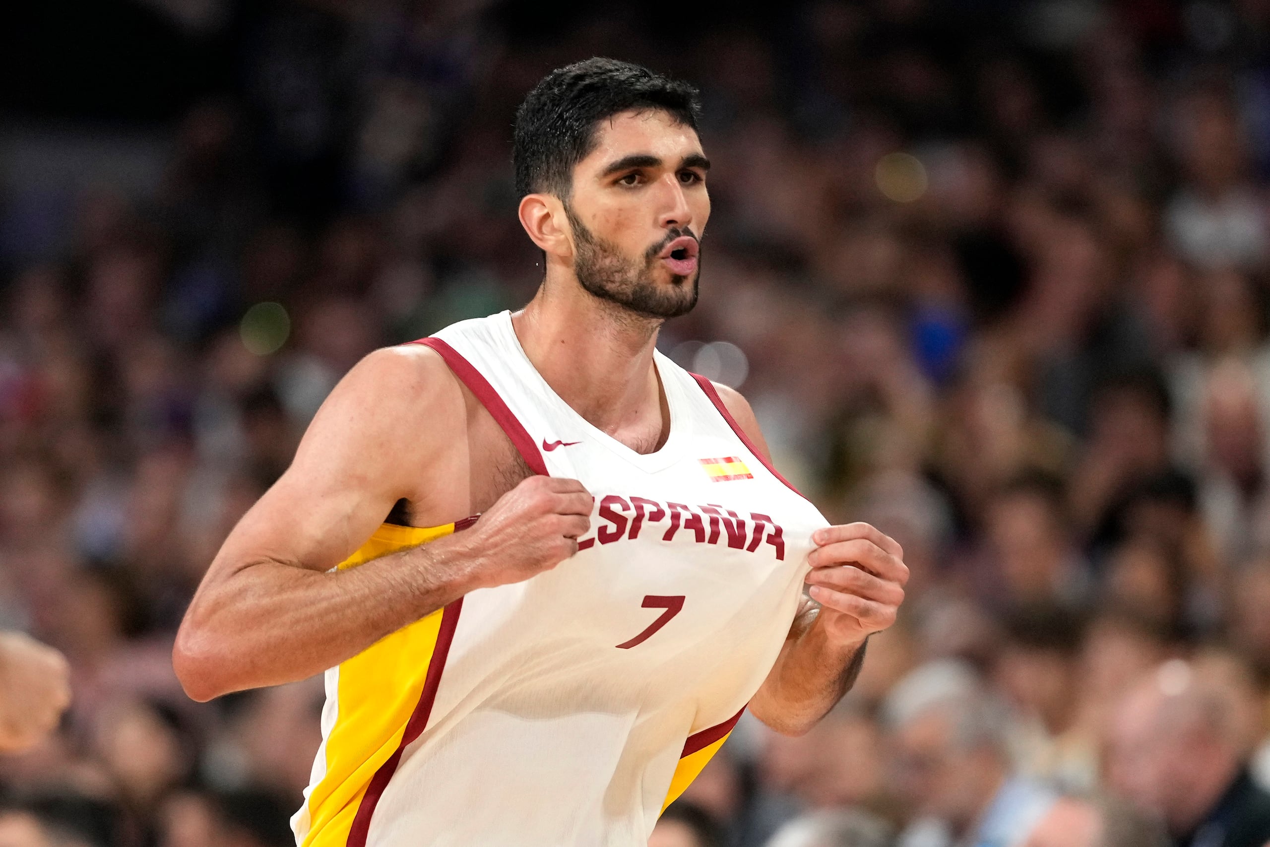 El español Santi Aldama gesticula tras anotar anotar ante Grecia en el baloncesto de los Juegos Olímpicos de París, el martes 30 de julio de 2024, en Villeneuve-d'Ascq, Francia. (AP Foto/Michael Conroy)