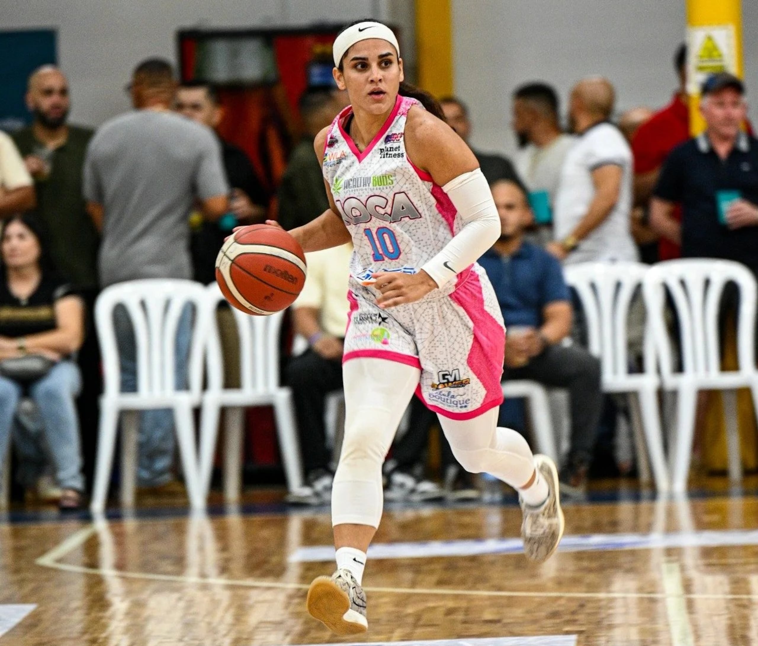 Ashley Torres anotó 17 puntos en el triunfo.