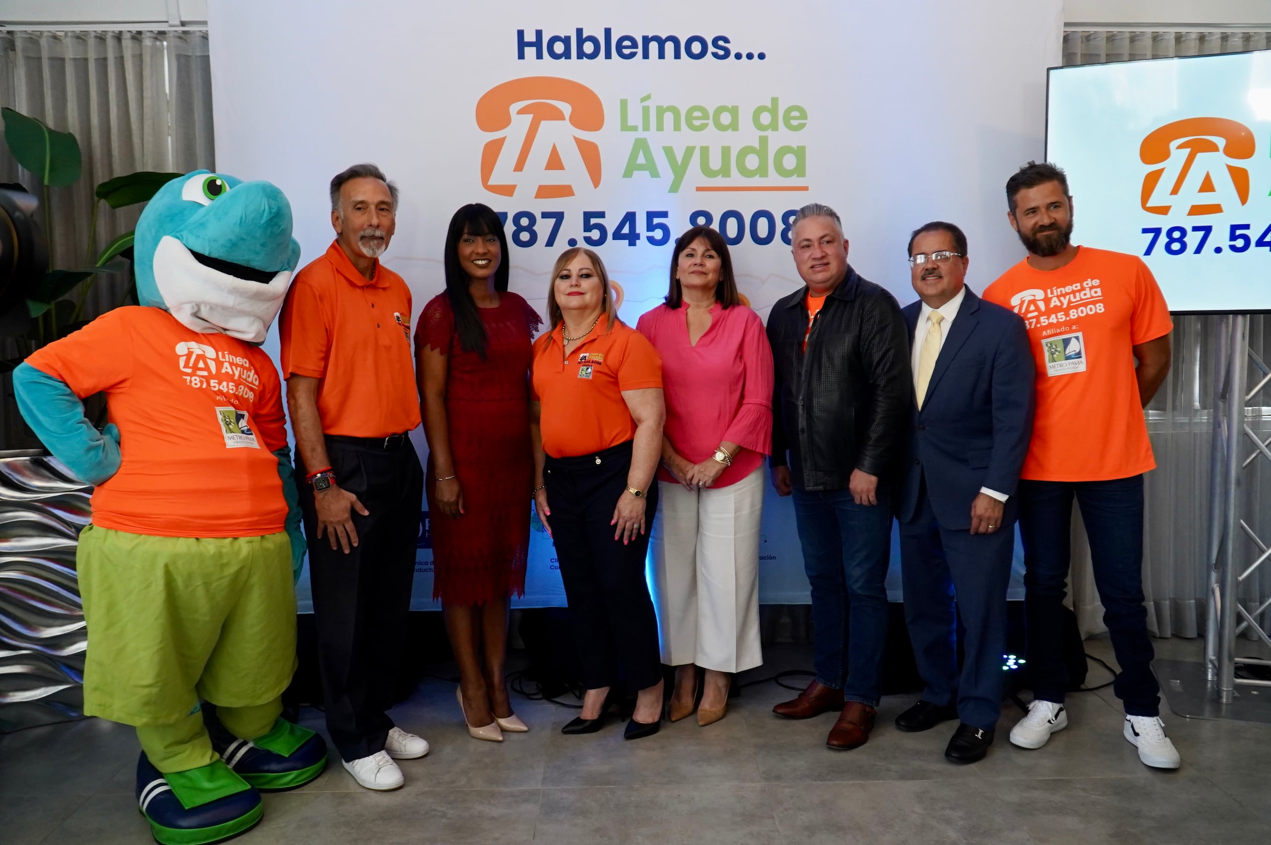 De izquierda a derecha: la mascota de Metro Pavia Pediatrics; Domigo Cruz Vivaldi, vicepresidente de operaciones de Metro Pavía Health System; la representante Sol Higgins, presidenta de la Comisión de Salud de la Cámara de Representantes; Olga Colón, directora corporativa de Salud Mental de Metro Pavia; doctora Iris Cardona, principal oficial médico del Departamento de Salud; el cantante Samuel Hernández; el presidente del Senado y de la Comisión de Salud del Senado, José Luis Dalmau; y el cantante Hermes Croatto.