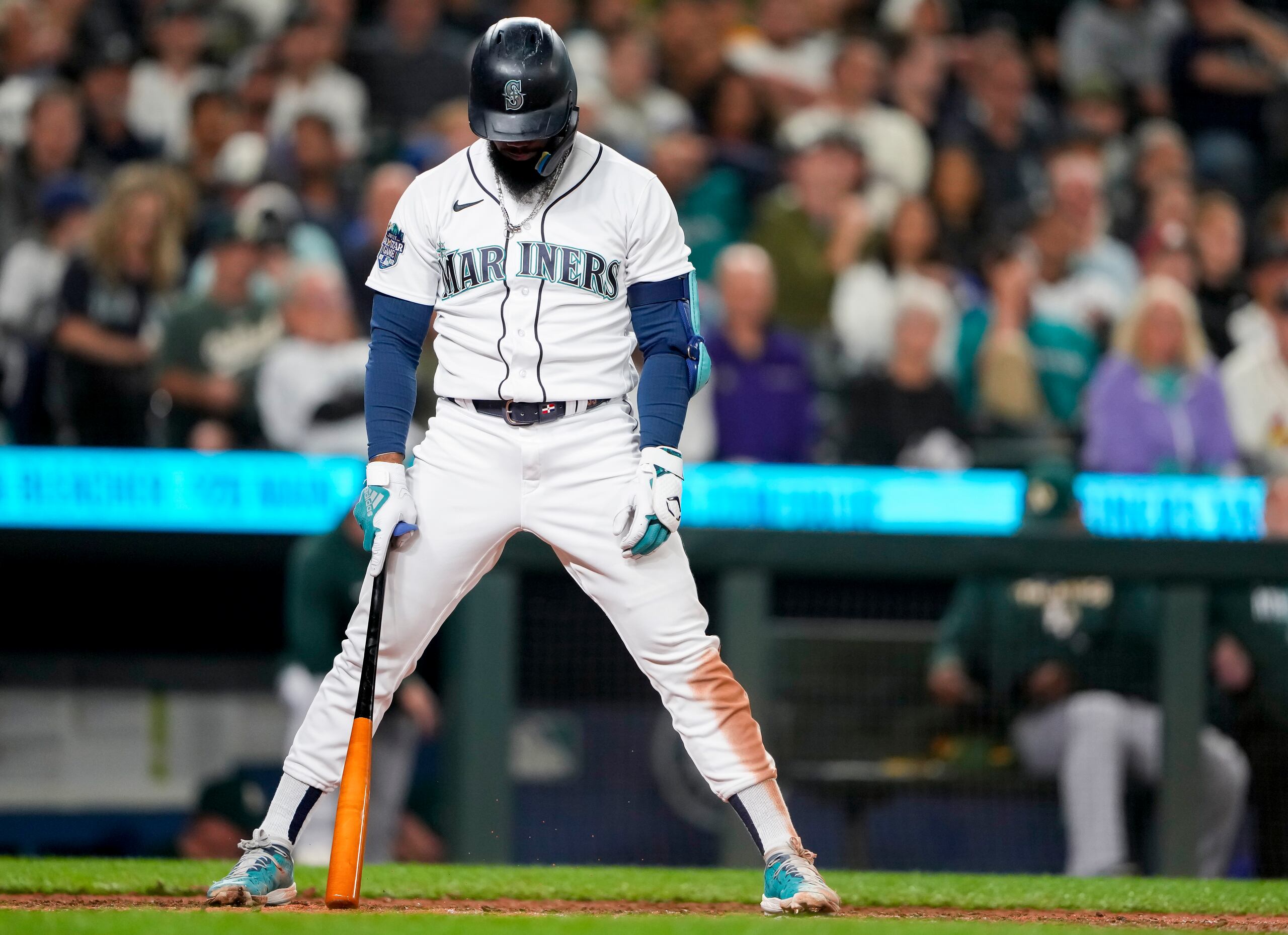 Teóscar Hernández reacciona al poncharse sin tirarle en la derrota de Seattle que provoco un triple empate en el liderato de la División Oeste de la Liga Americana.