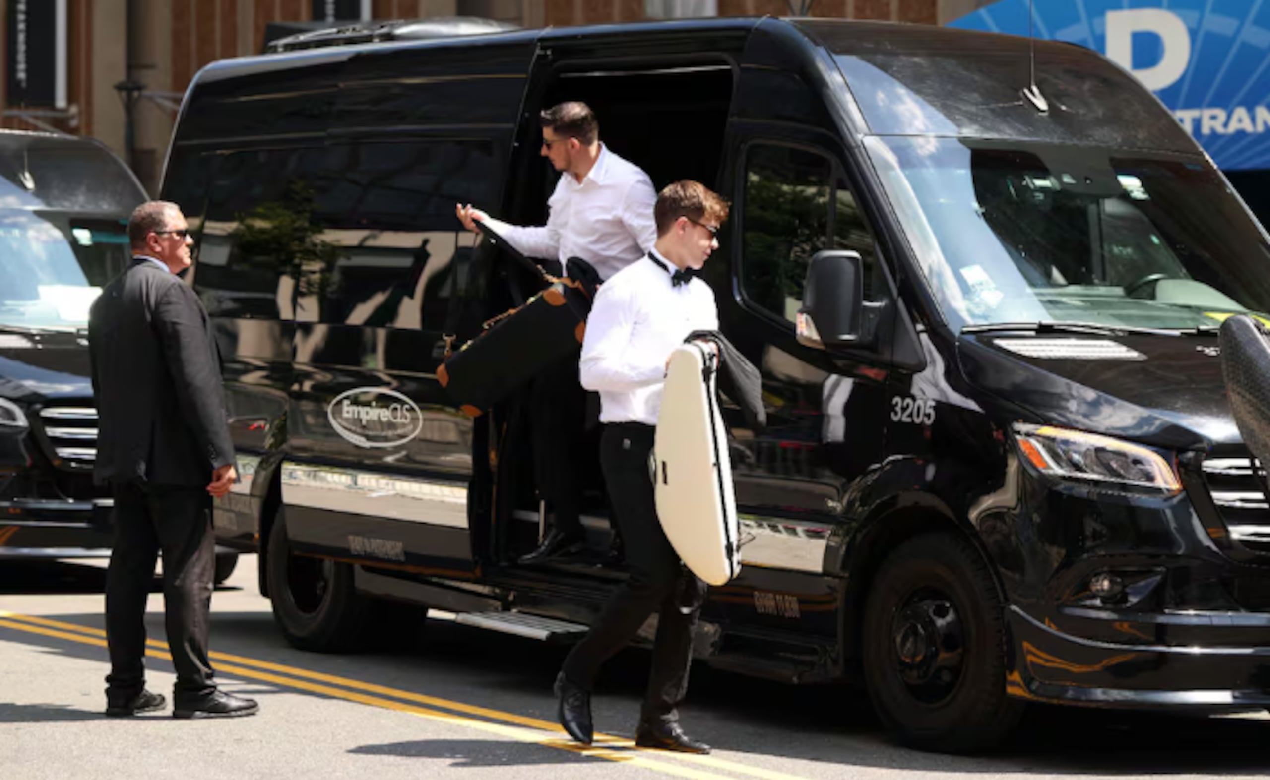 Músicos llegan al Madison Square Garden.