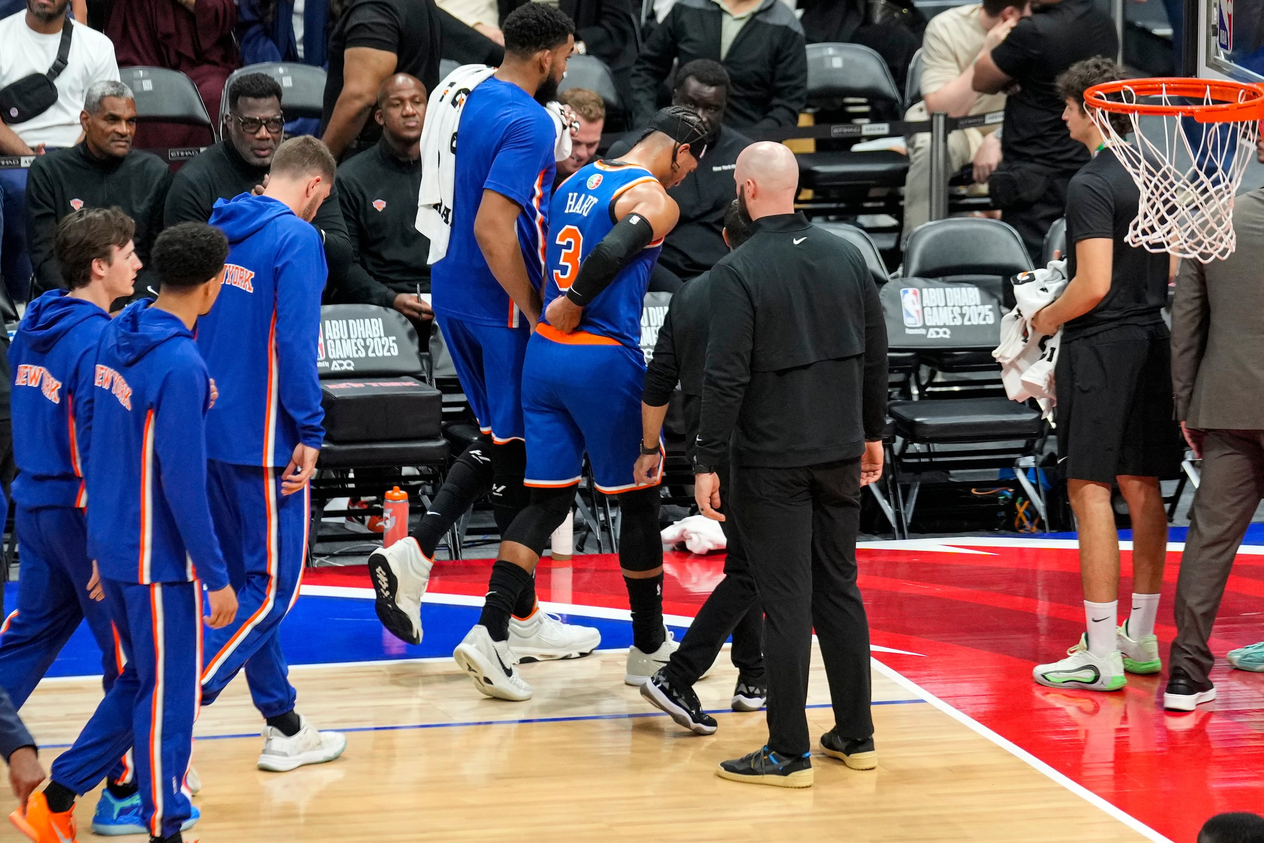 Josh Hart de los Knicks de Nueva York abandona la cancha tras ser expulsado en el encuentro de pretemporada ante los 76ers de Filadelfia en Abu Dhabi el jueves 2 de octubre del 2025. (AP Foto/Altaf Qadri)