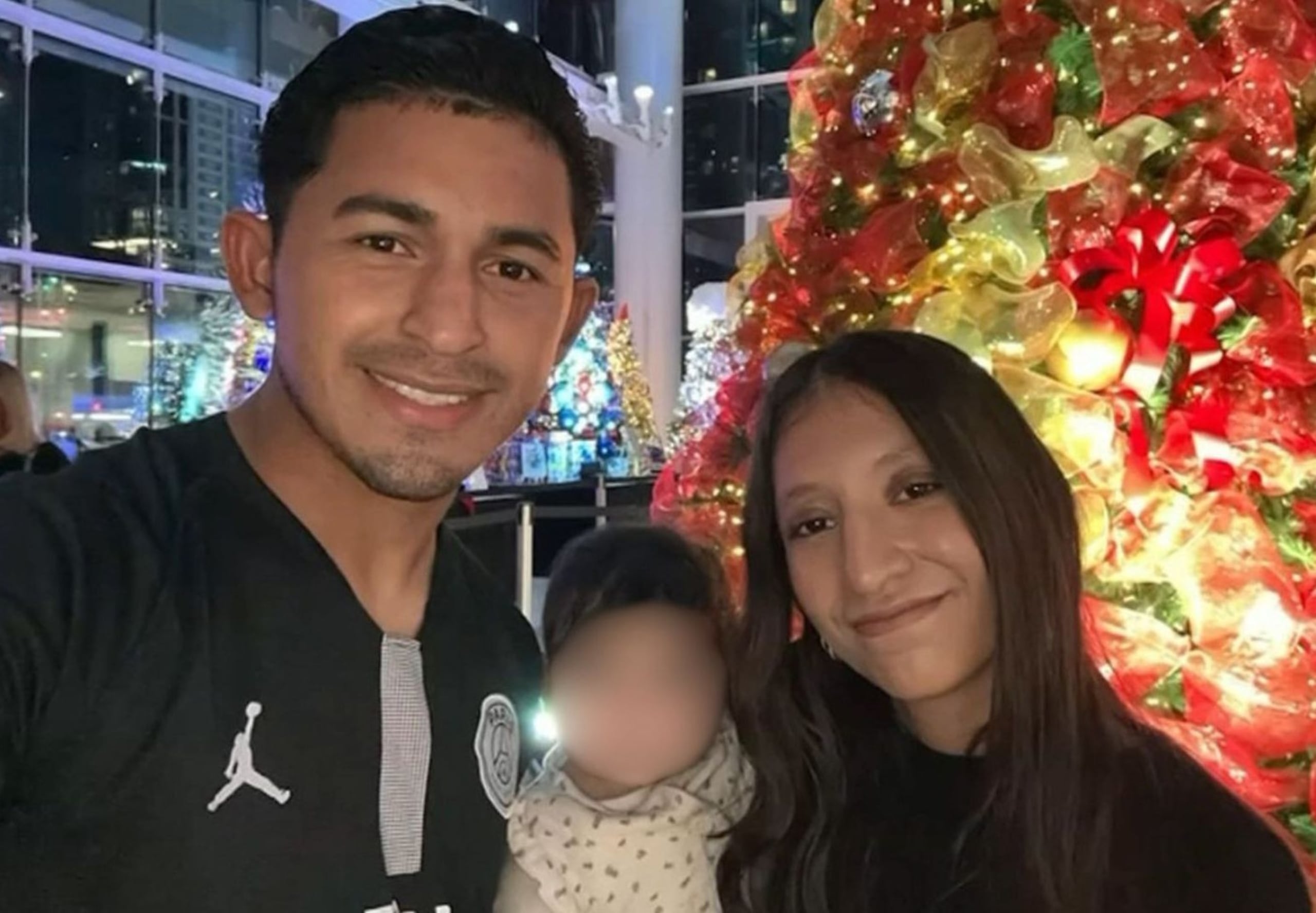 Denis Isaías Anariba y su esposa Marisol Orozco, de nacionalidad mexicana, cargando en brazos a su hija, de un año.