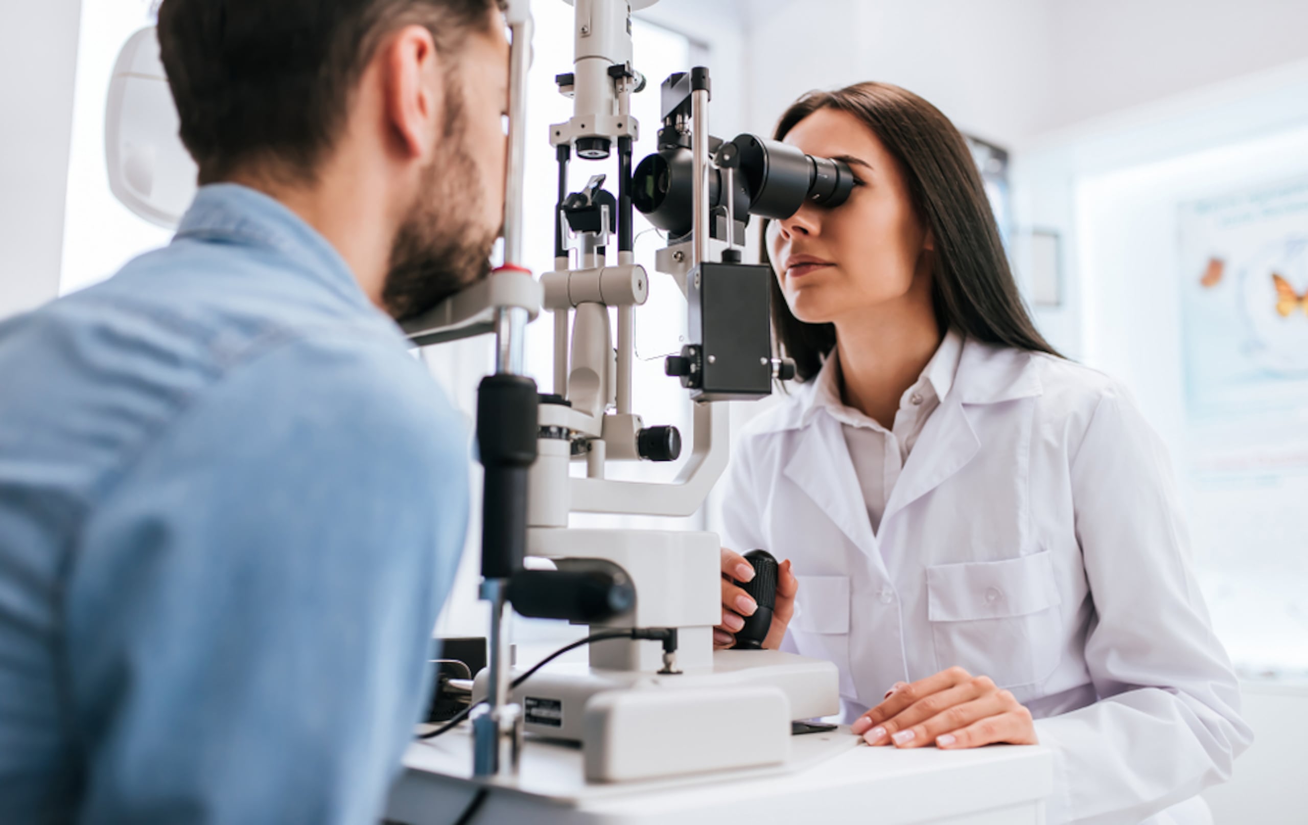 Se recomienda que toda persona se realice un examen de los ojos una vez al año.