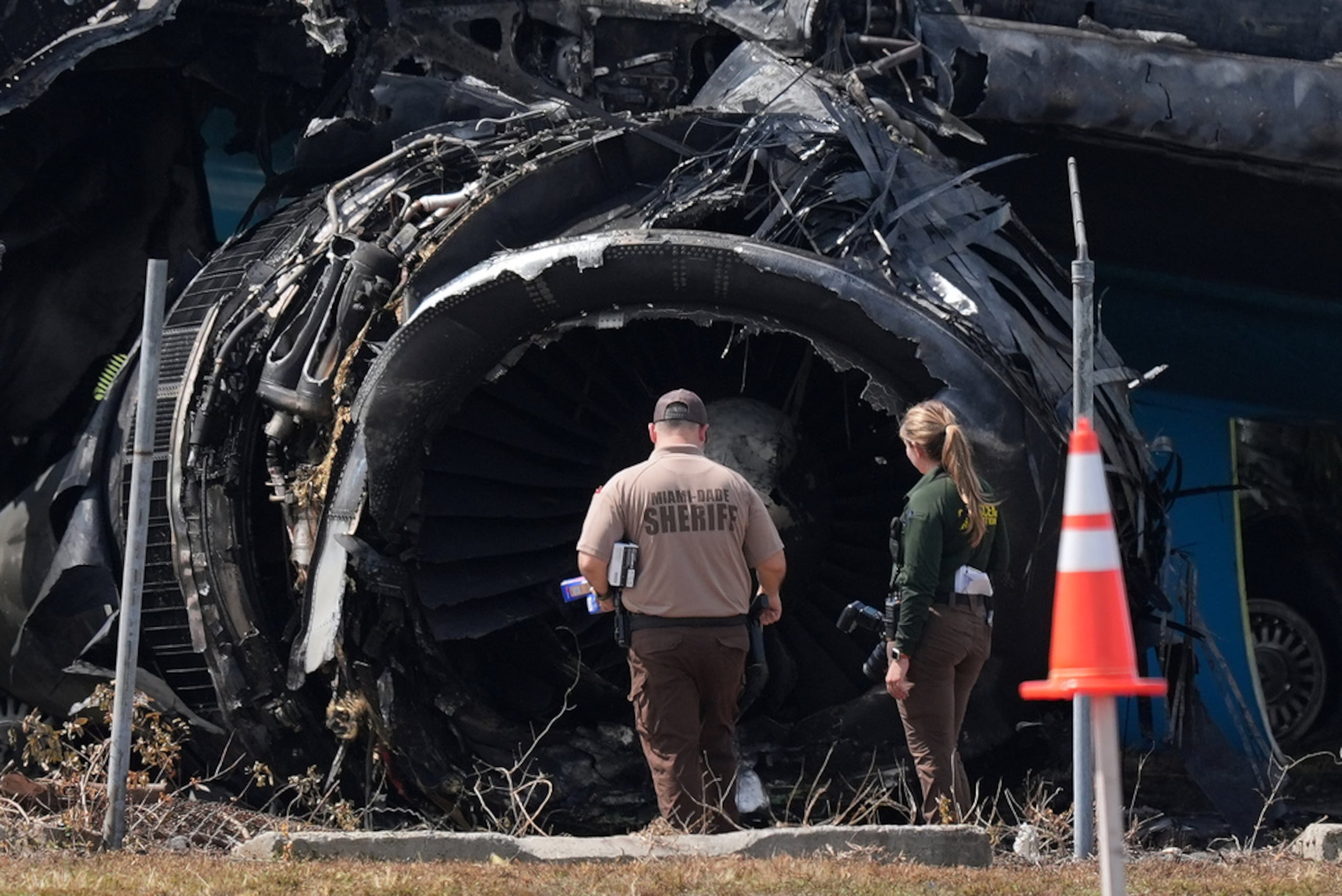 Uno de los motores destruidos del avión de Amazon tras salirse de la pista del Aeropuerto Internacional de Miami.