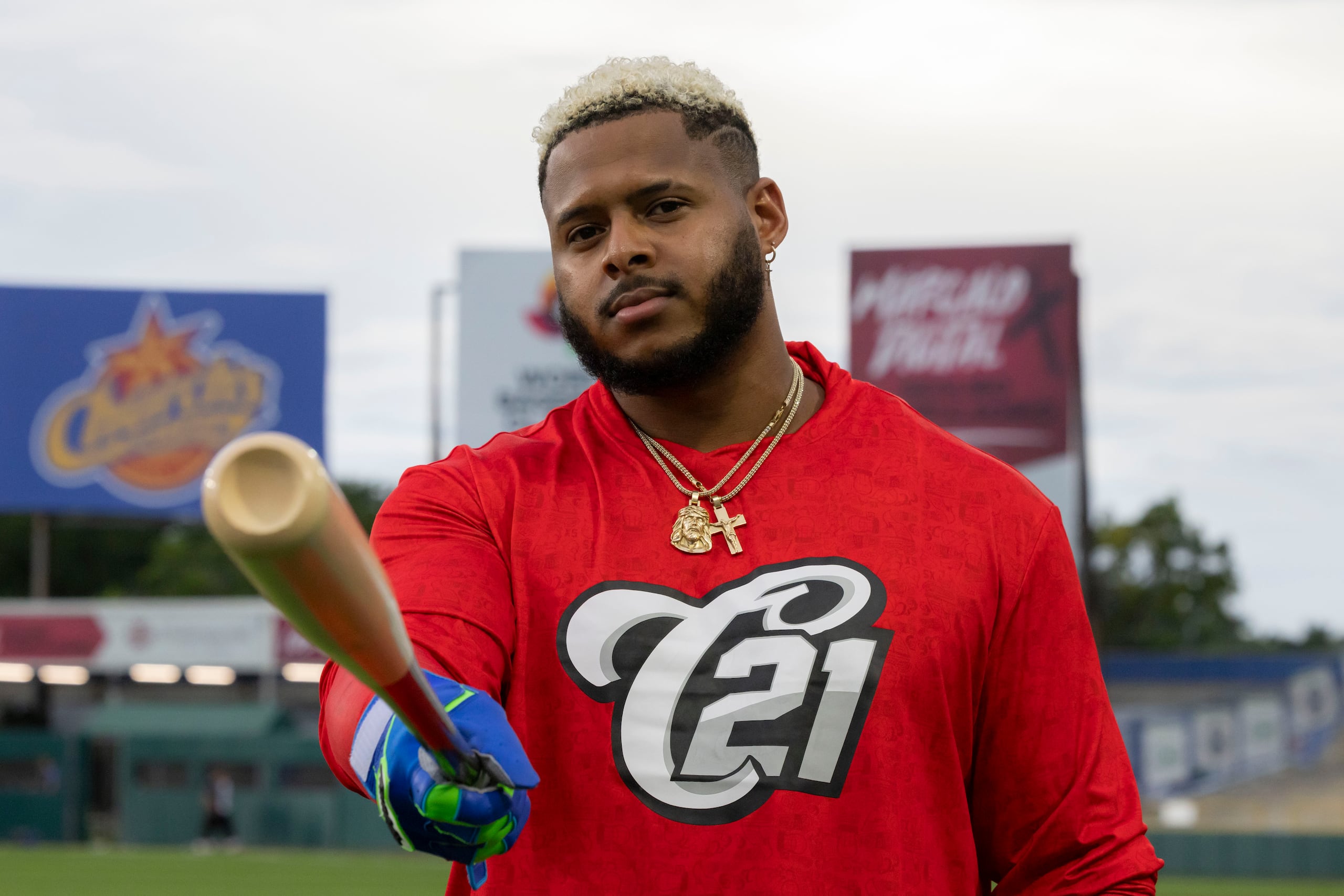 Nelson Velázquez, de los Criollos de Caguas.