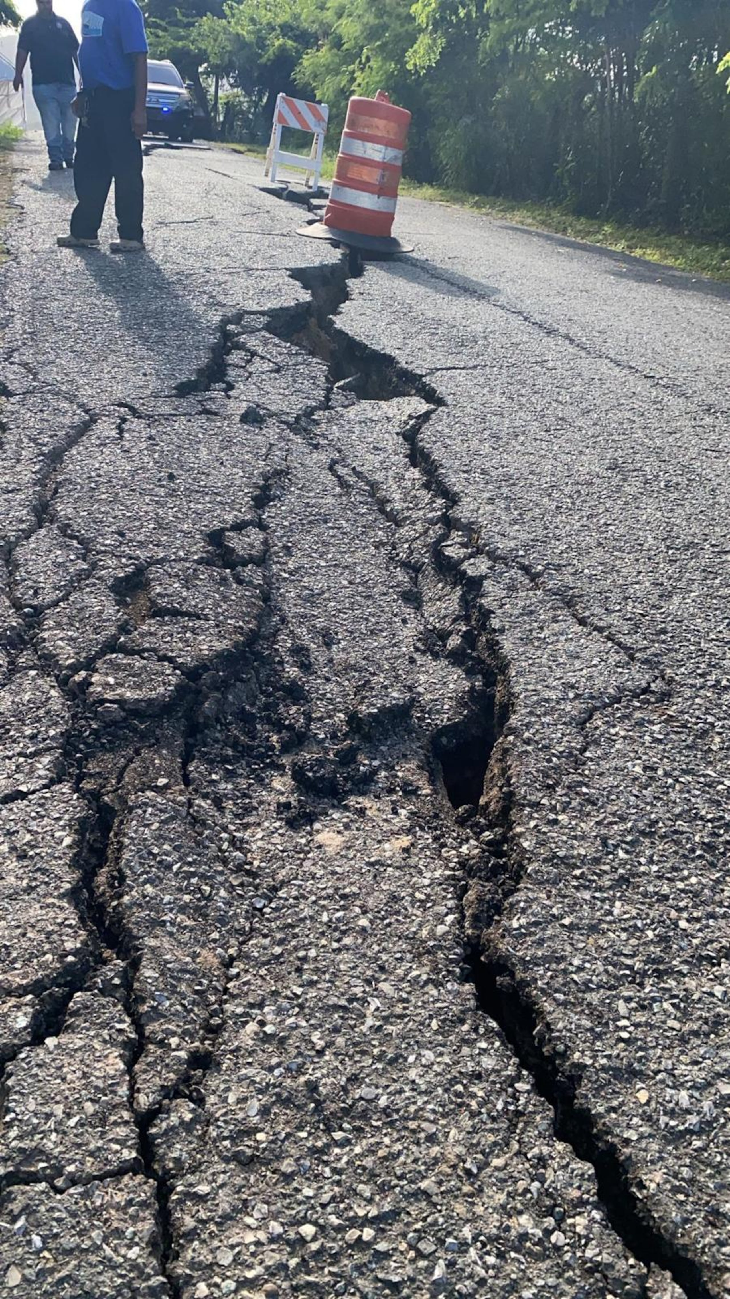 Las grietas en la carretera y el terreno, particularmente en la calle Las Rosas, afectó más la situación