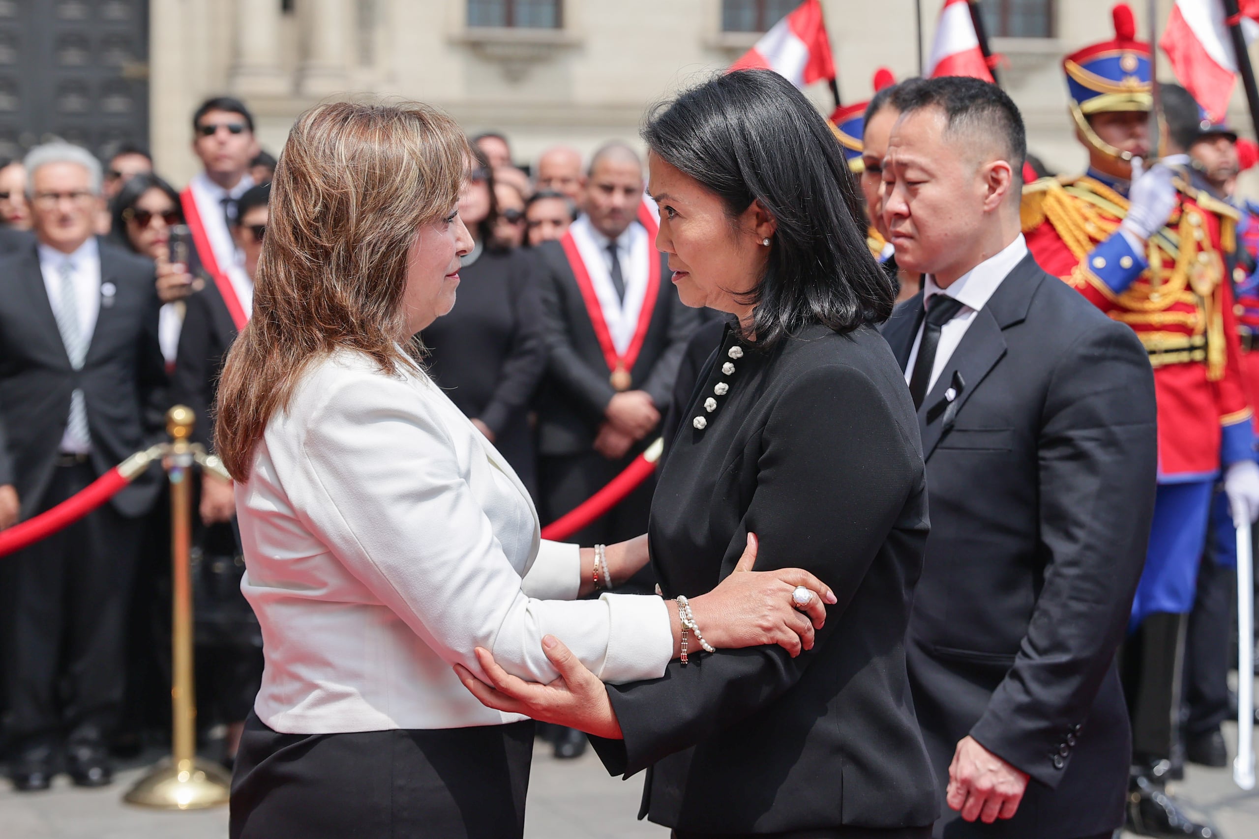 La presidenta de Perú, Dina Boluarte (i), saludando a Keiko Fujimori, hija del fallecido expresidente de Perú, Alberto Fujimori y líder del partido Fuerza Popular.