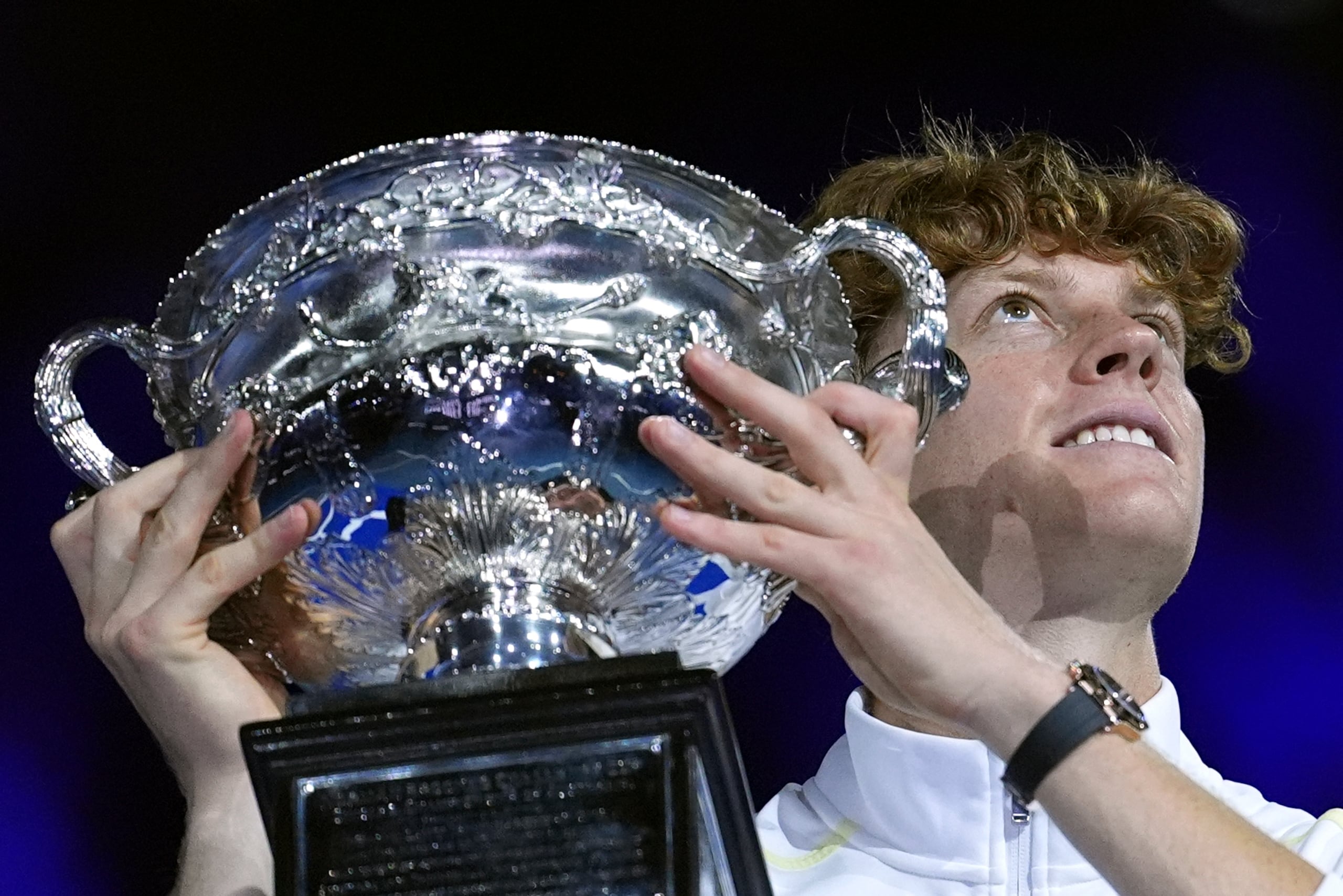 El italiano Jannik Sinner alza el trofeo Norman Brookes Challenge Cup después de superar al alemán Alexander Zverev en la final masculina del torneo de tenis Abierto de Australia, en Melbourne, Australia, el domingo 26 de enero de 2025. (AP Foto/Ng Han Guan)