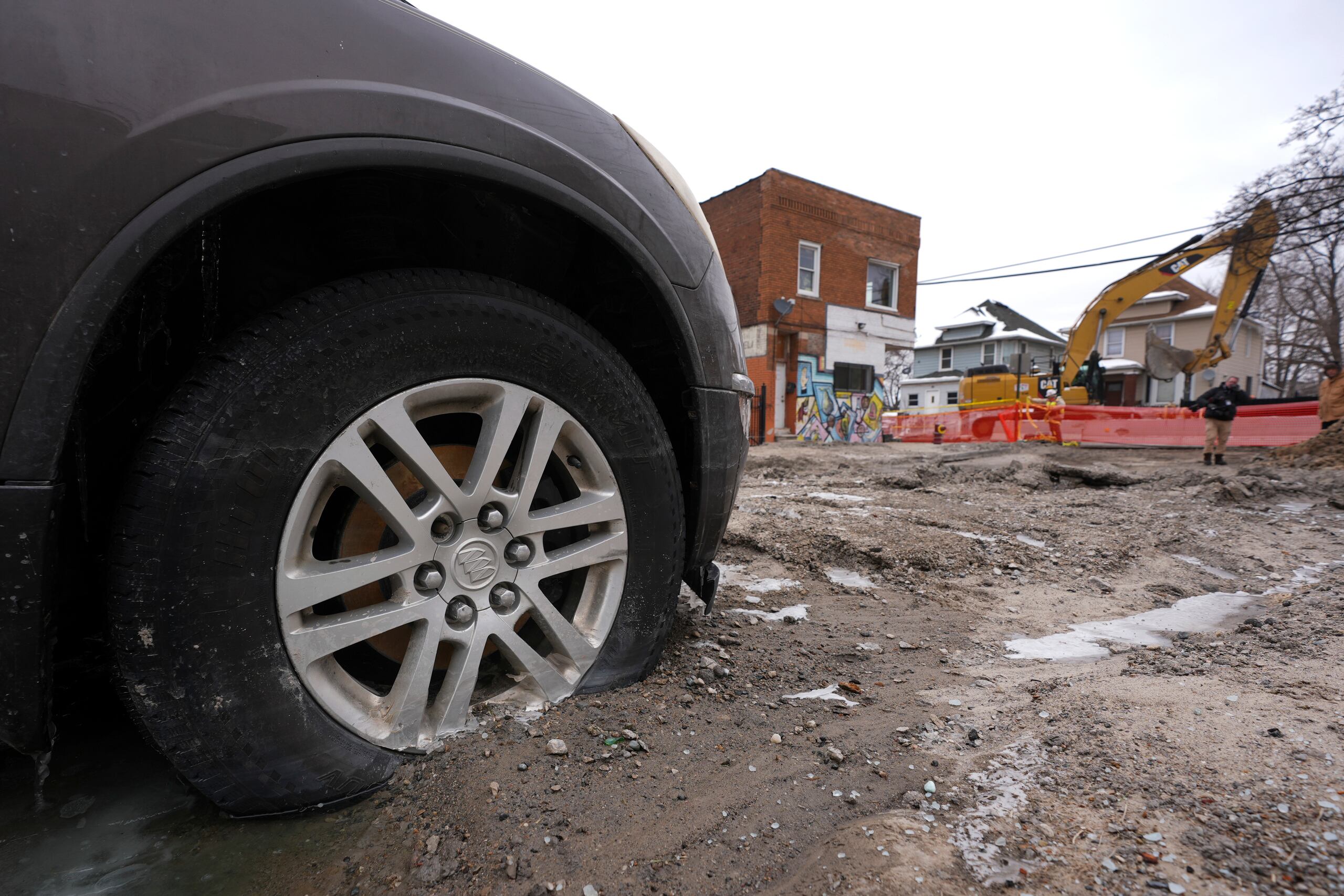 La ciudad utilizará fondos del Departamento de Agua y Alcantarillado de Detroit y de la Autoridad del Agua para pagar habitaciones de hotel y alimentos para los residentes desplazados.