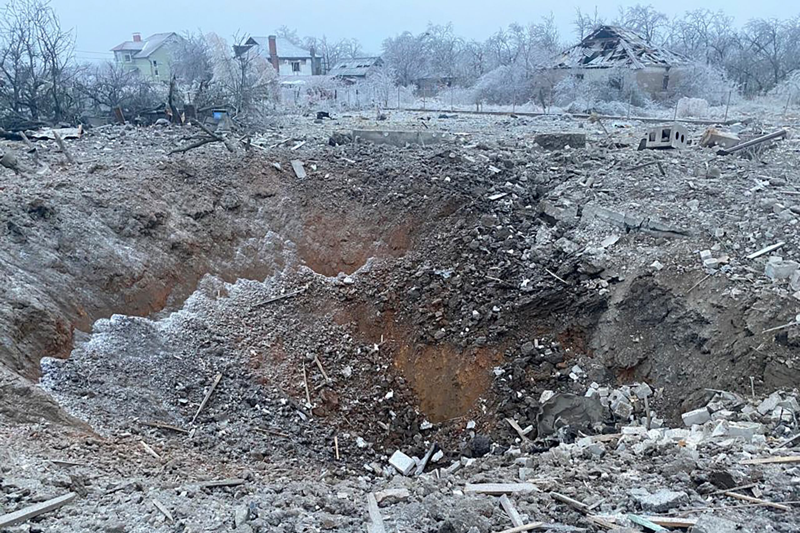 La secuela de un ataque ruso en Novomoskovsk, Ucrania, el 8 de enero de 2024. (Foto suministrada por el Servicio de Emergencias de Ucrania/Servicio de Emergencias de Ucrania via AP)