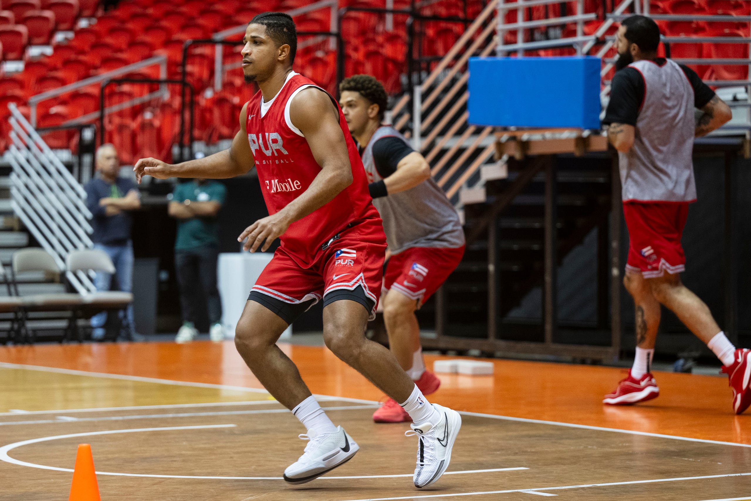 Alphonso Plummer (primer plano) y Georgie Pacheco calientan previo a la práctica de la Selección este lunes en el Clemente.