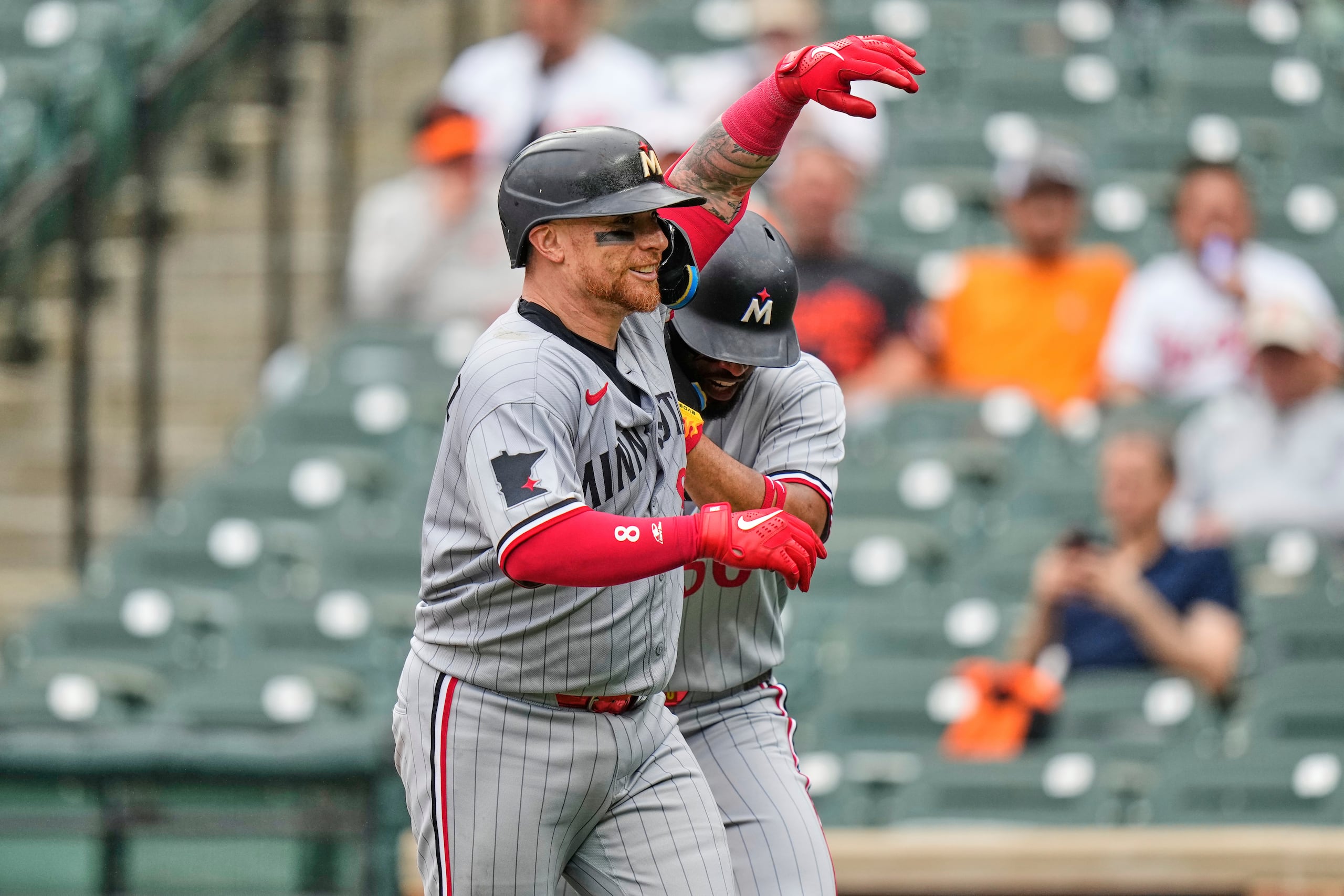 Christian Vázquez, de los Twins de Minnesota, (izquierda) celebra con Willi Castro tras batear un jonrón de tres carreras contra los Orioles de Baltimore.