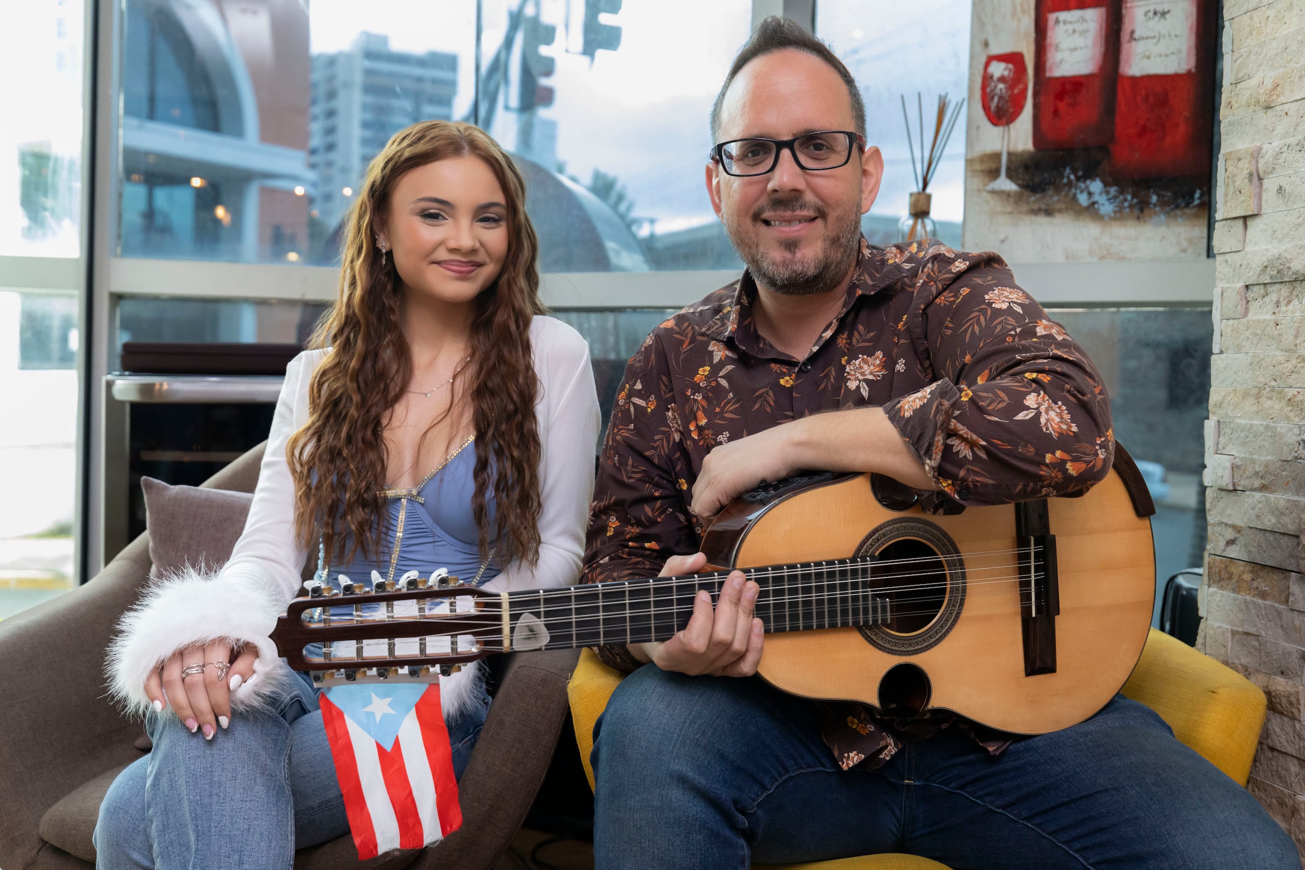 Elena y Christian Nieves dan a la canción un toque bien típico con el sonido del instrumento nacional.