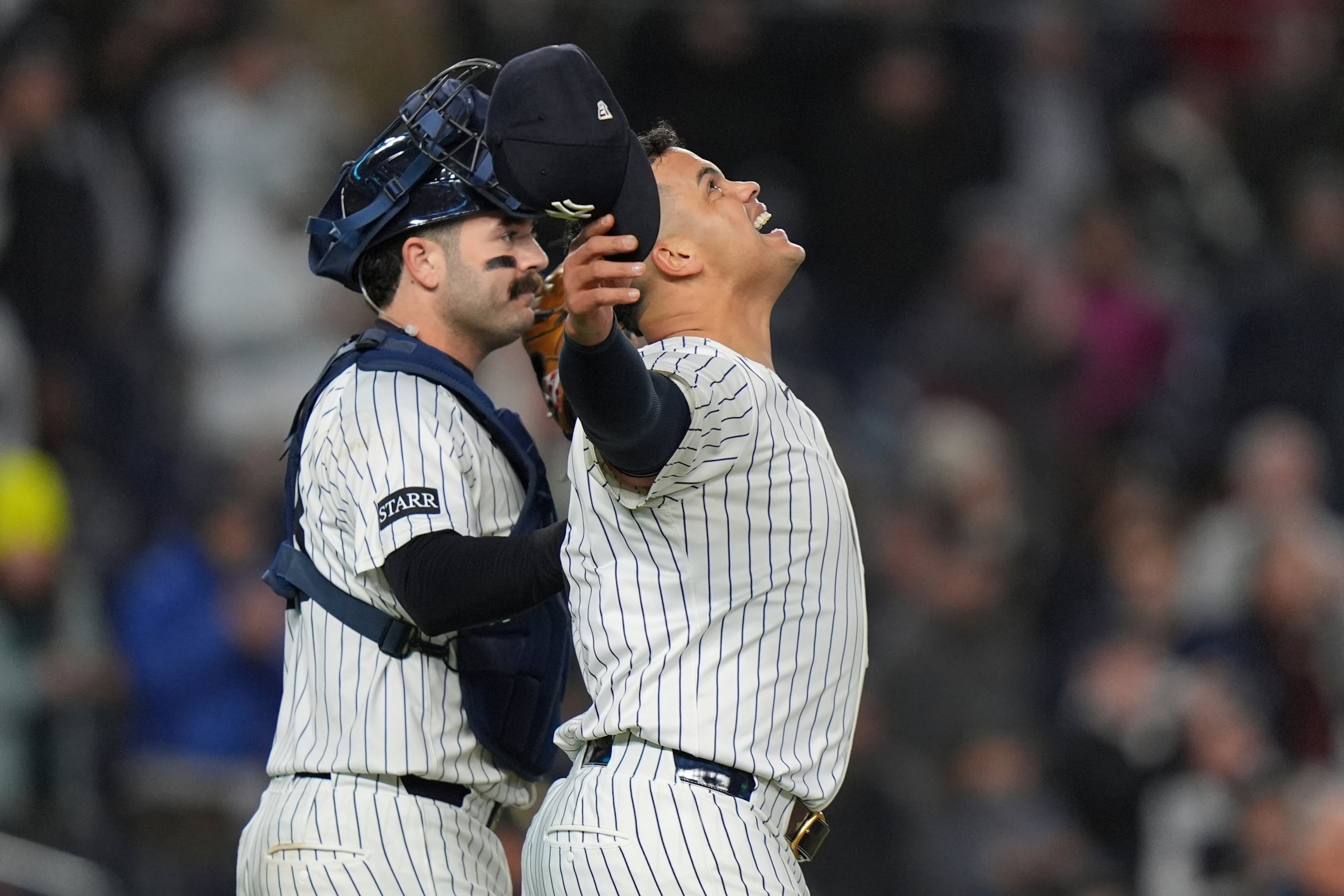 Fernando Cruz, a la derecha, y el receptor Austin Wells celebran la victoria de los Yankees de Nueva York ante los Royals de Kansas City.