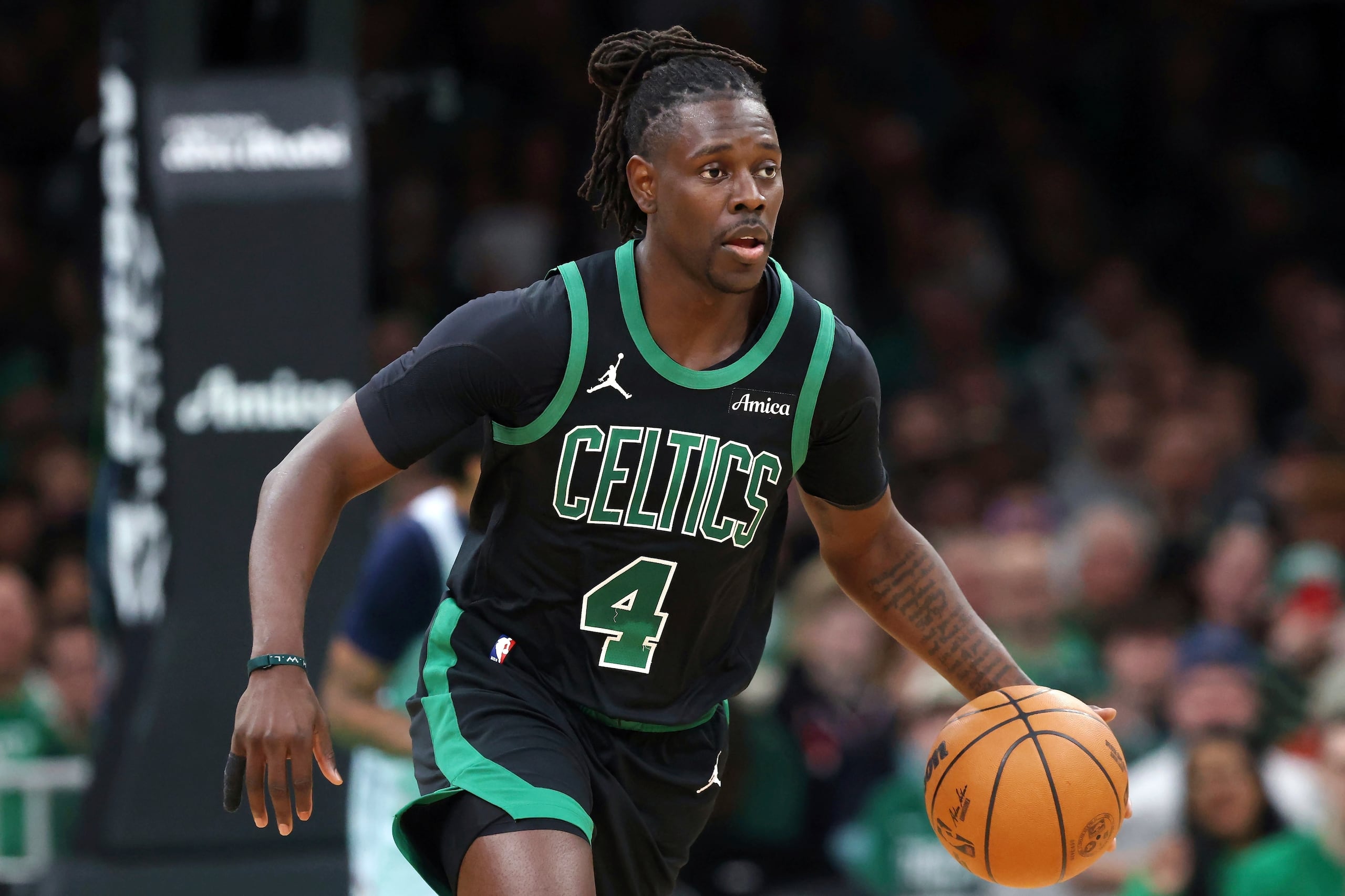 Foto del 6 de abril del 2025, Jrue Holiday de los Celtics de Boston maneja el balón en el encuentro ante los Wizards de Washington. (AP Foto/Michael Dwyer, Archivo)