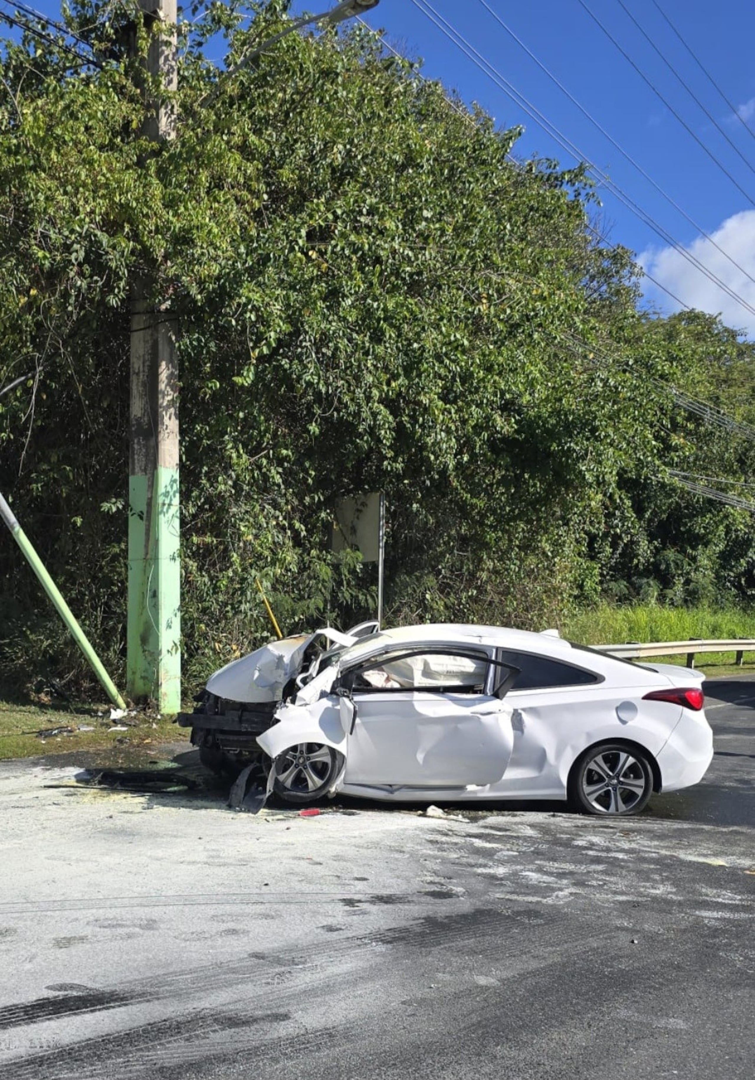El conductor del vehículo Hyundai Elantra del 2014, murió y el pasajero resultó herido en un accidente de tránsito en el kilómetro 52.0 de la carretera PR-3, en Ceiba.