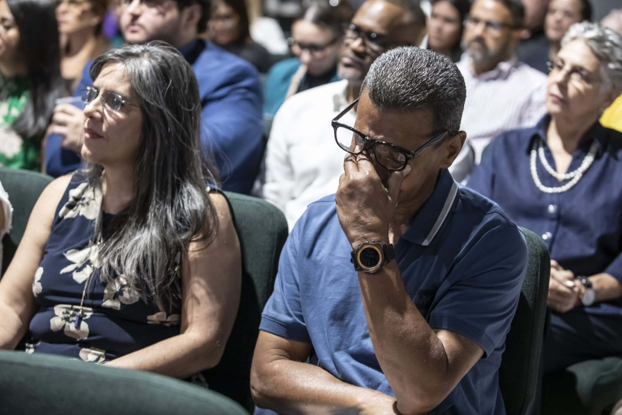 “De verdad he sufrido mucho”, lamentó Raúl Calderón Rivera, quien no pudo contener las lágrimas al ver el vídeo de su entrevista durante el foro “Enfrentando el sinhogarismo: retos y soluciones”.