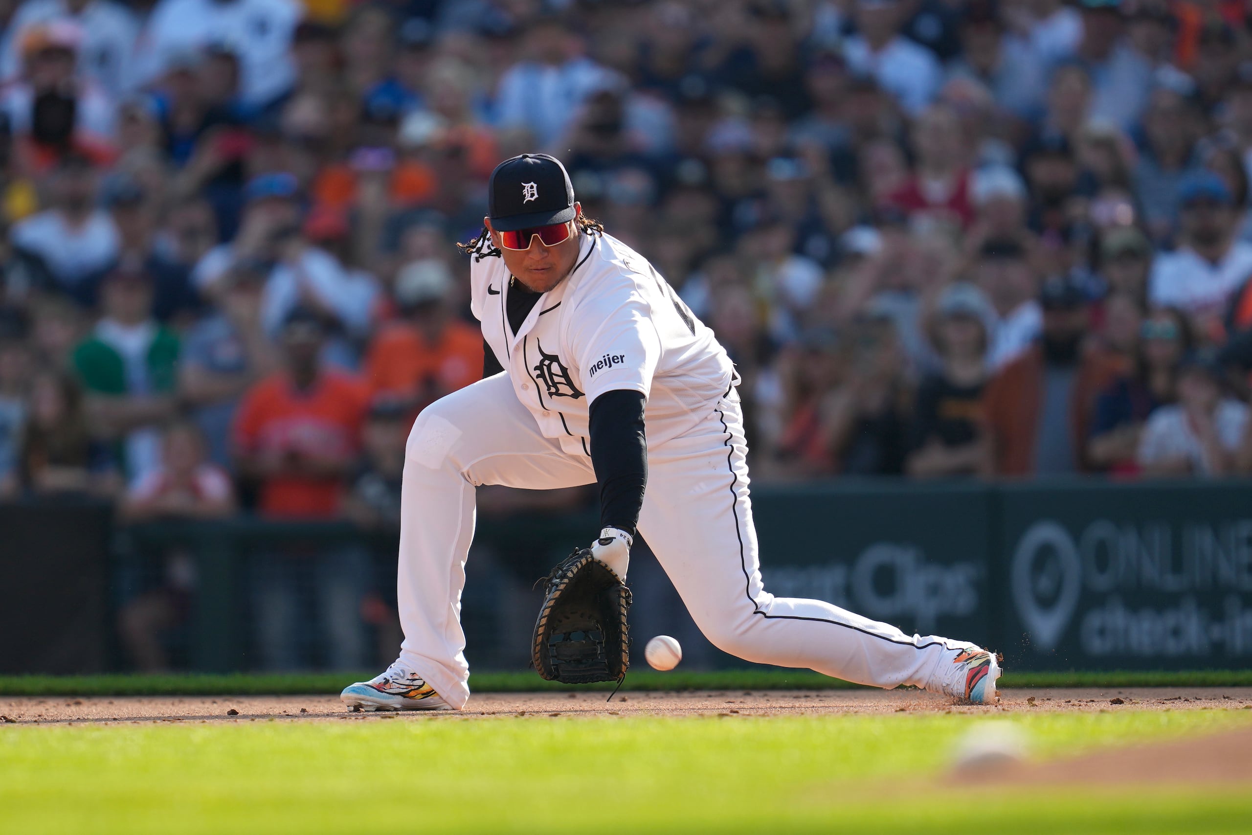 Miguel Cabrera jugó el domingo su primer partido como defensor de la primera base en la temporada.