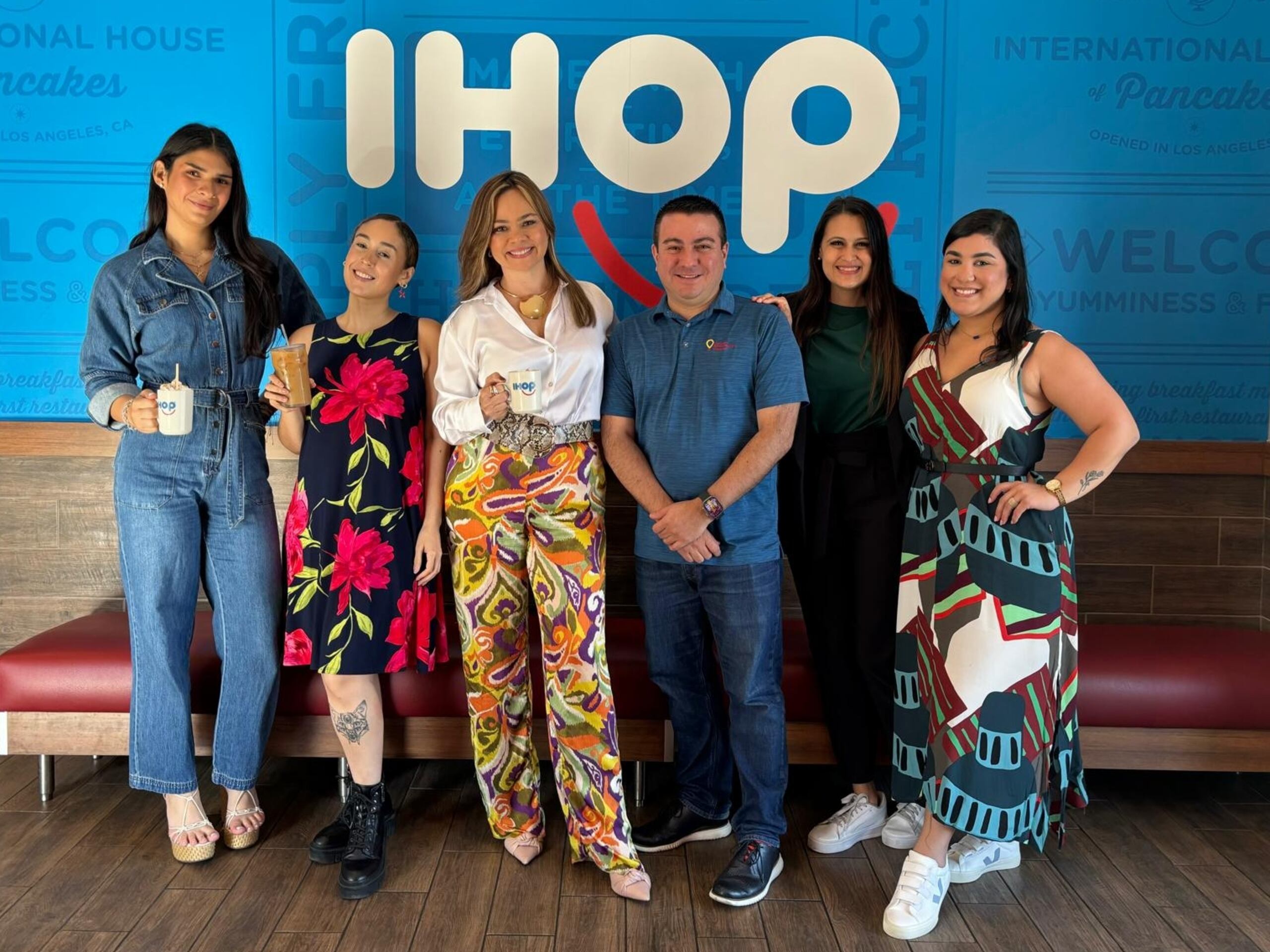 Delle Torres, IHOP Marketing Assistant; Gabriela Martell, Arco Publicidad Digital Content Supervisor; Marla Marrero, IHOP Marketing Director; Juan Soto, director Fundación de Niños de Puerto Rico; Yanitza Cristóbal Arco Publicidad, Account Director; y Andrea Fernández, Arco Publicidad Account Executive.