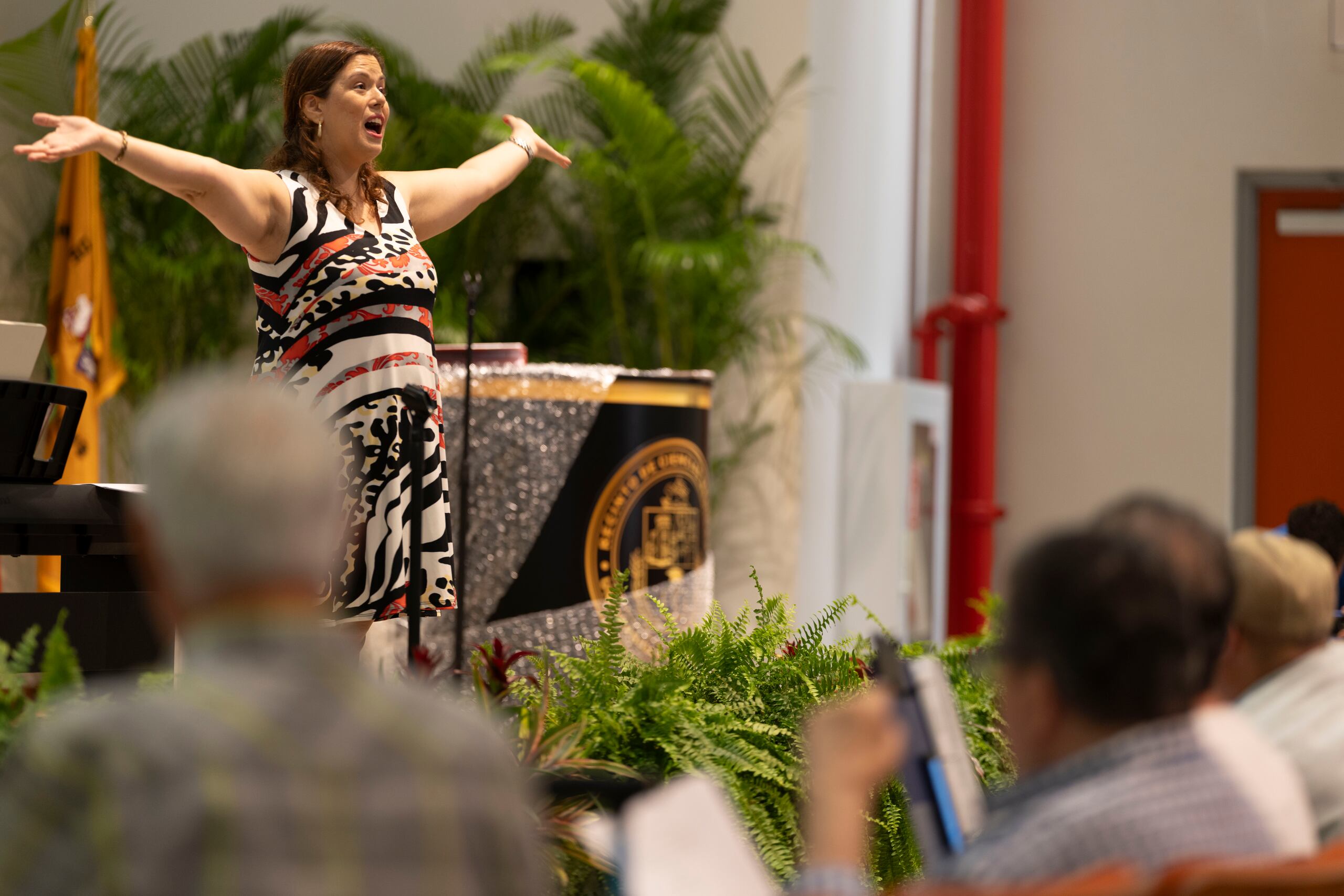 La asistente y maestra de canto, Lourdes González Caraballo.
