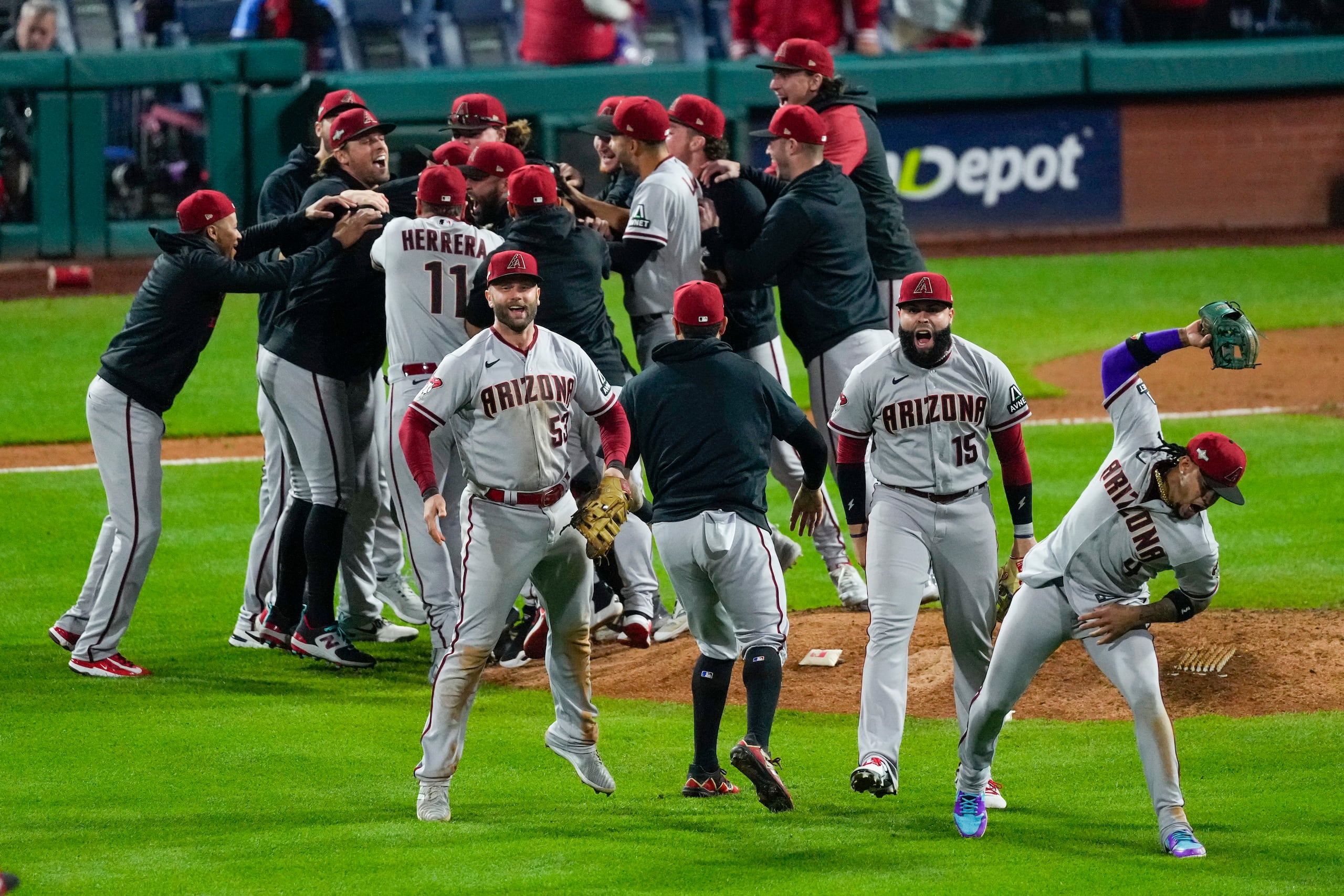 Los Diamondbacks, incluido el boricua Emmanuel Rivera (15) celebran su victoria sobre Filadelfia el martes para ganar el campeonato de la Liga Nacional y avanzar a la Serie Mundial.