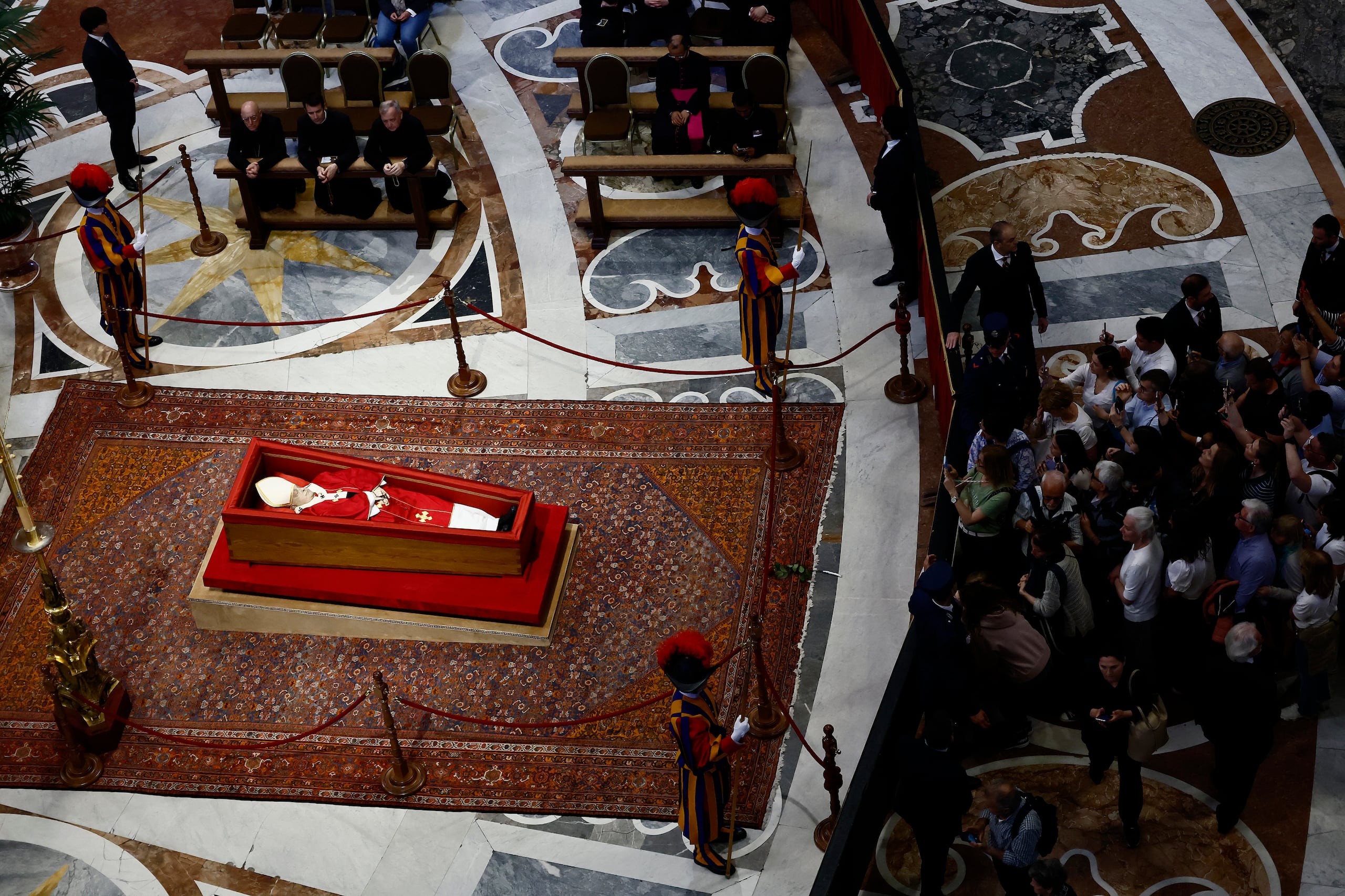 La técnica que se utilizó con el cuerpo del Papa, retrasa hasta 14 días el proceso natural de descomposición.