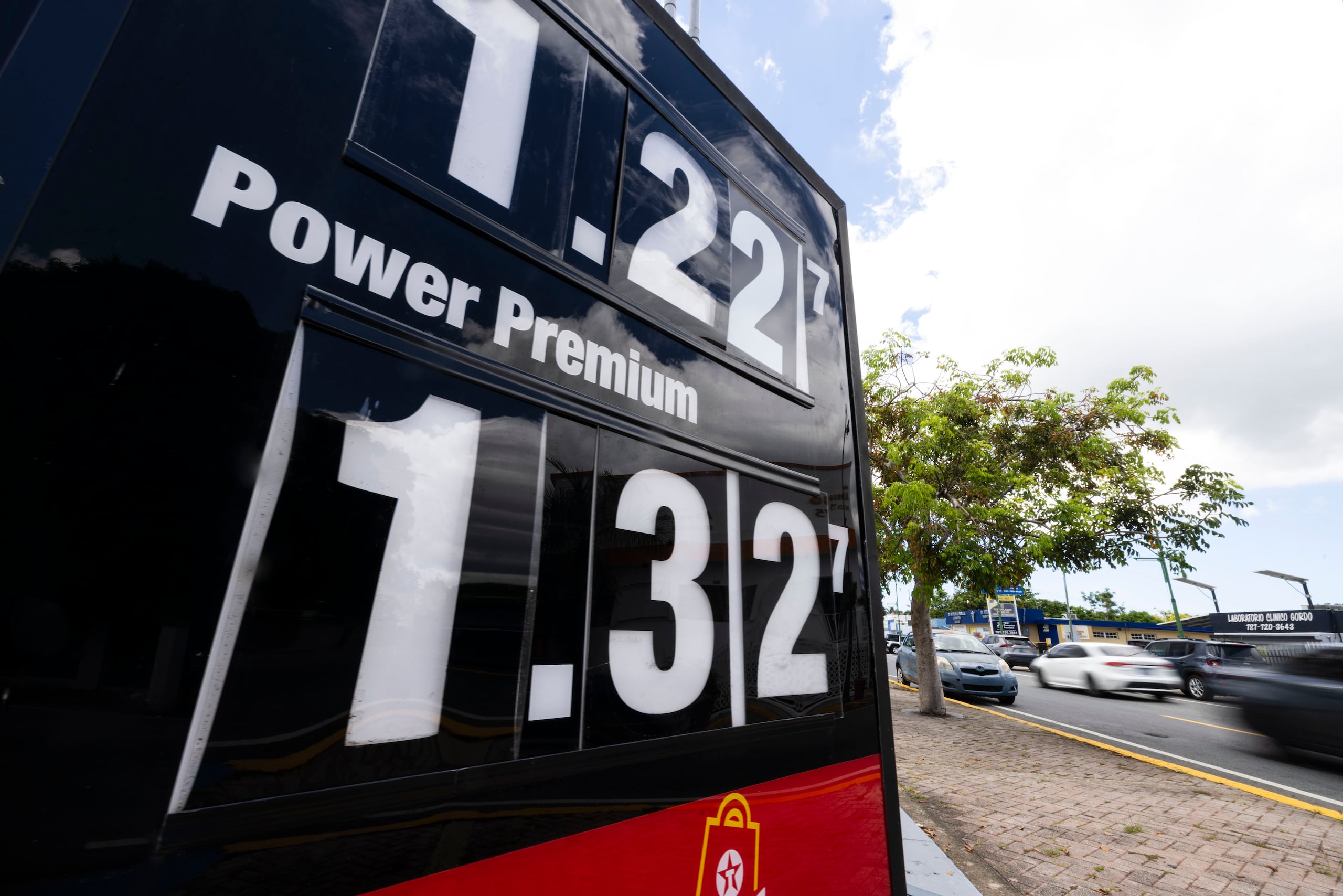 Una estación de gasolina.