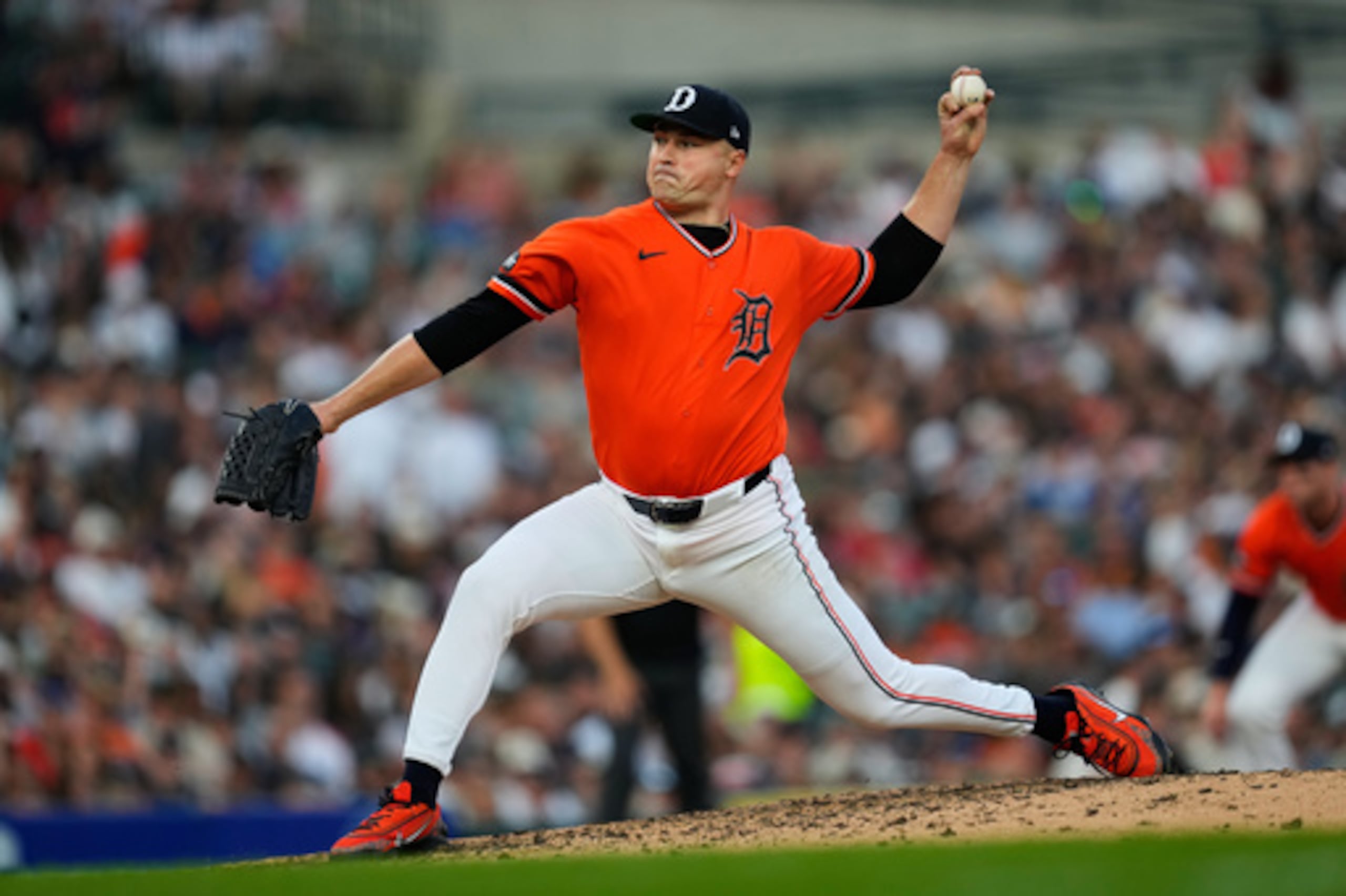 El lanzador de los Tigres de Detroit, Tarik Skubal, lanza contra los Reales de Kansas City durante la séptima entrada de un partido de béisbol celebrado el viernes 24 de julio de 2026 en Detroit. (Foto AP/Paul Sancya)