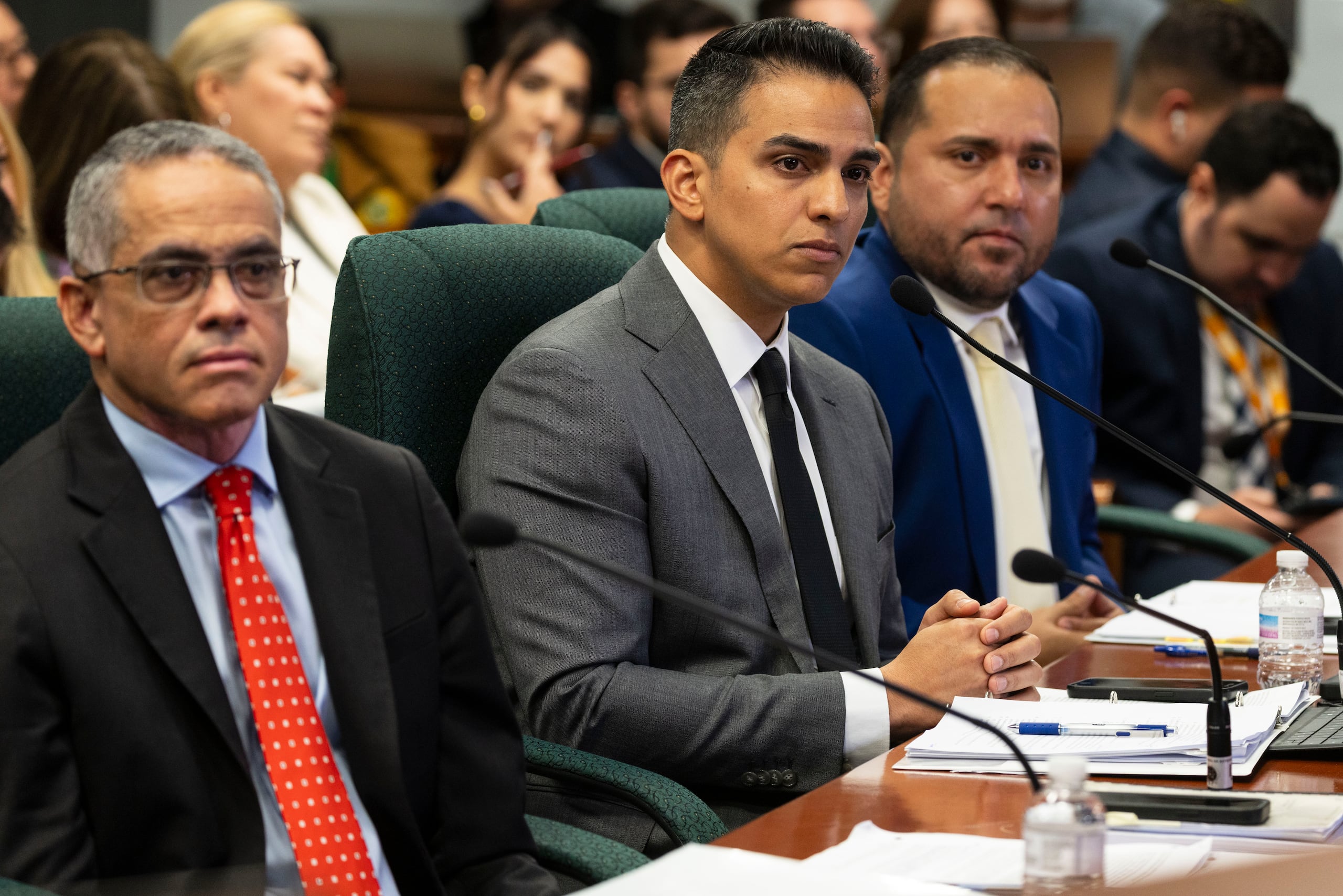 El secretario de Hacienda, Angel Pantoja (al centro), sostuvo que el proyecto debe verse en conjunto con las otras medidas de reforma ya aprobadas, y reiteró que “el 99% de los contribuyentes no reciben una carga mayor”.