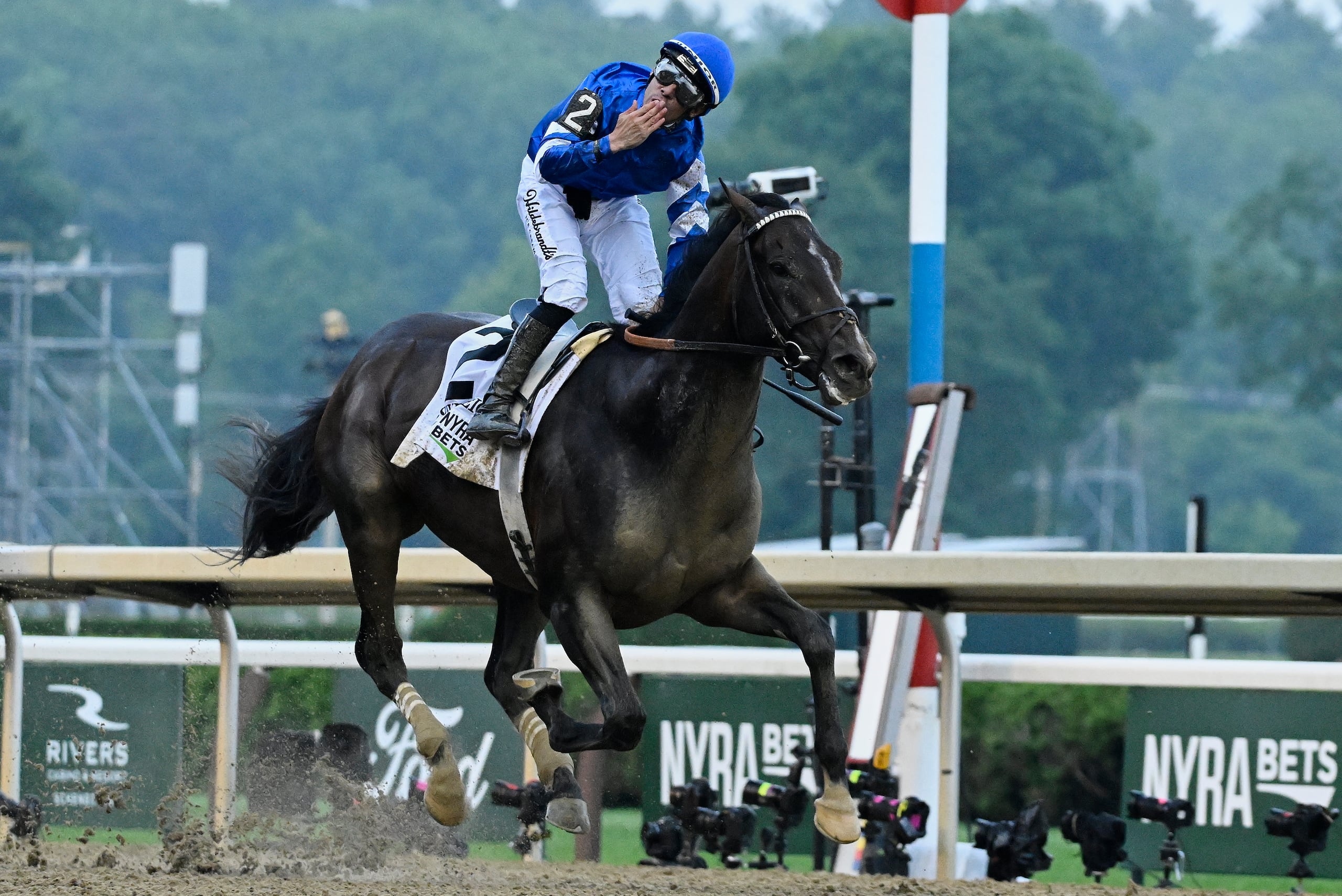 El venezolano Junior Alvarado monta a Sovereignty para ganar Belmont Stakes, el sábado 7 de juniio de 2025.