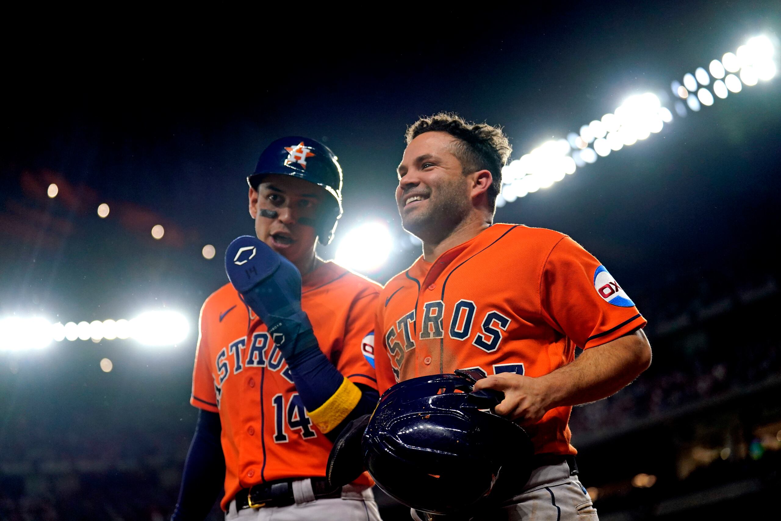 Mauricio Dubon y José Altuve, de los Astros de Houston, tras anotar después de un cuadrangular de José Abreu en el cuarto juego de la serie de campeonato de la Liga Americana.