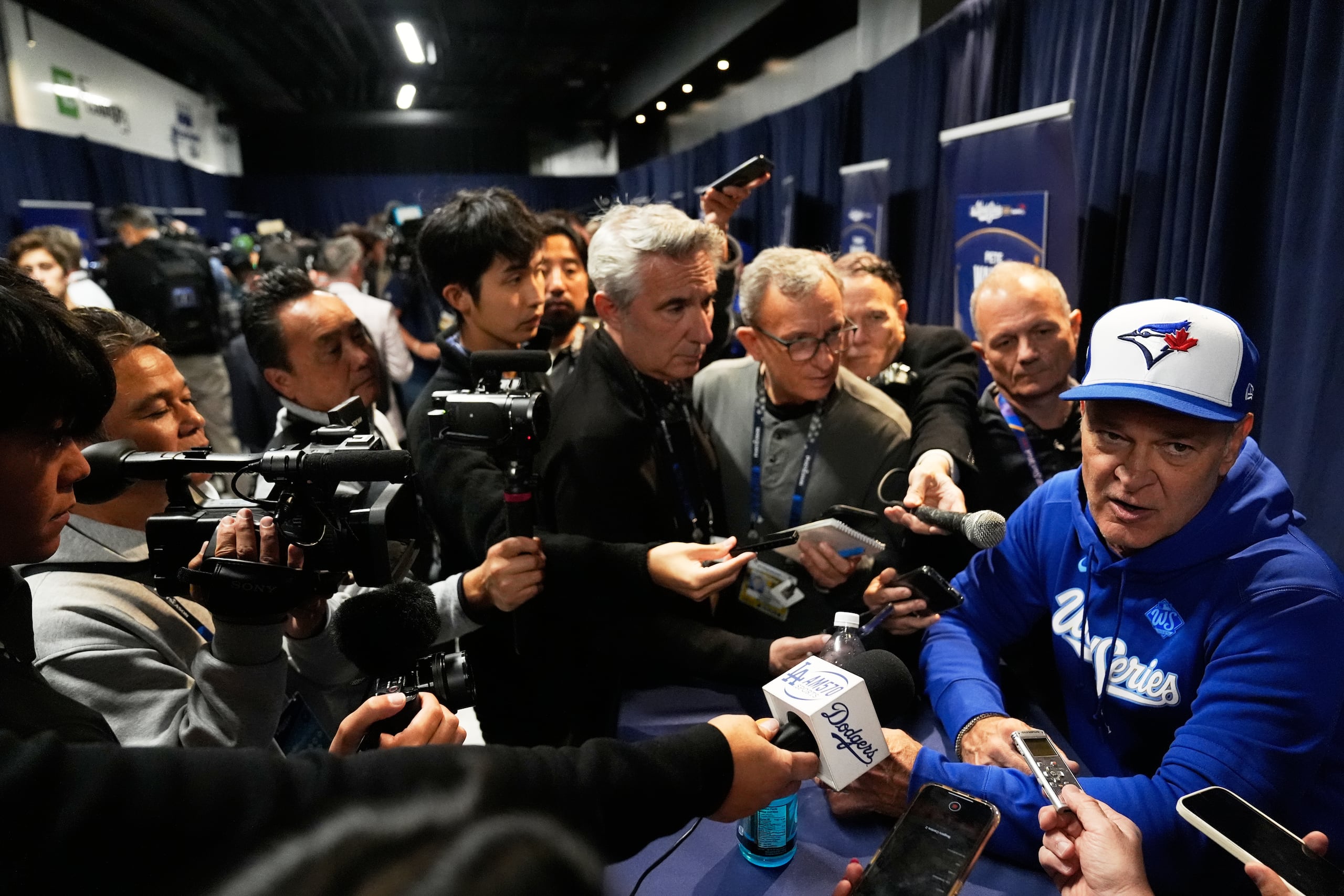 El coach de banca de los Blue Jays de Toronto, Don Mattingly, habla con reporteros en el Día de Medios de la Serie Mundial.